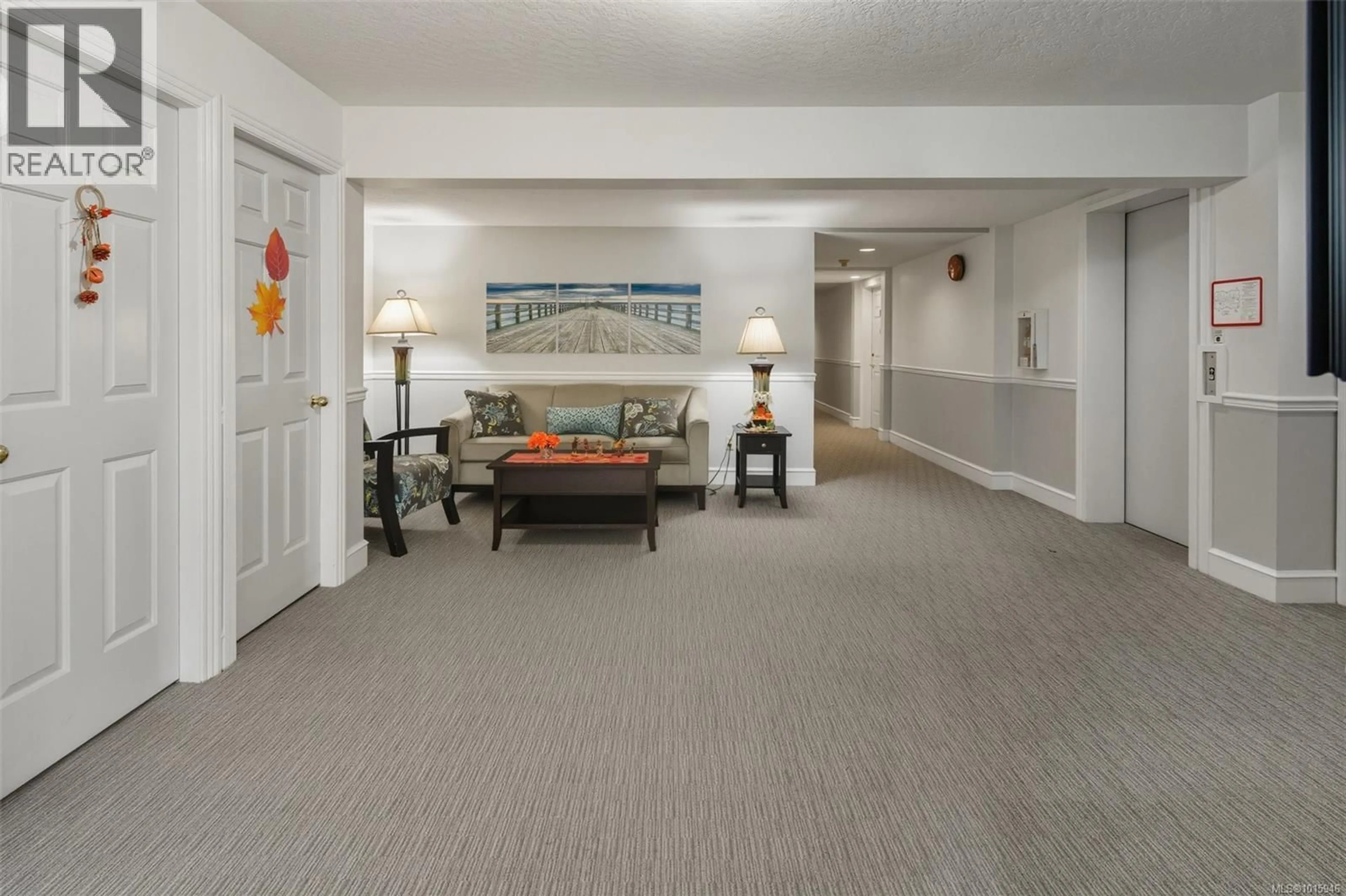 Indoor foyer for 213 - 9882 FIFTH STREET, Sidney British Columbia V8L2X3