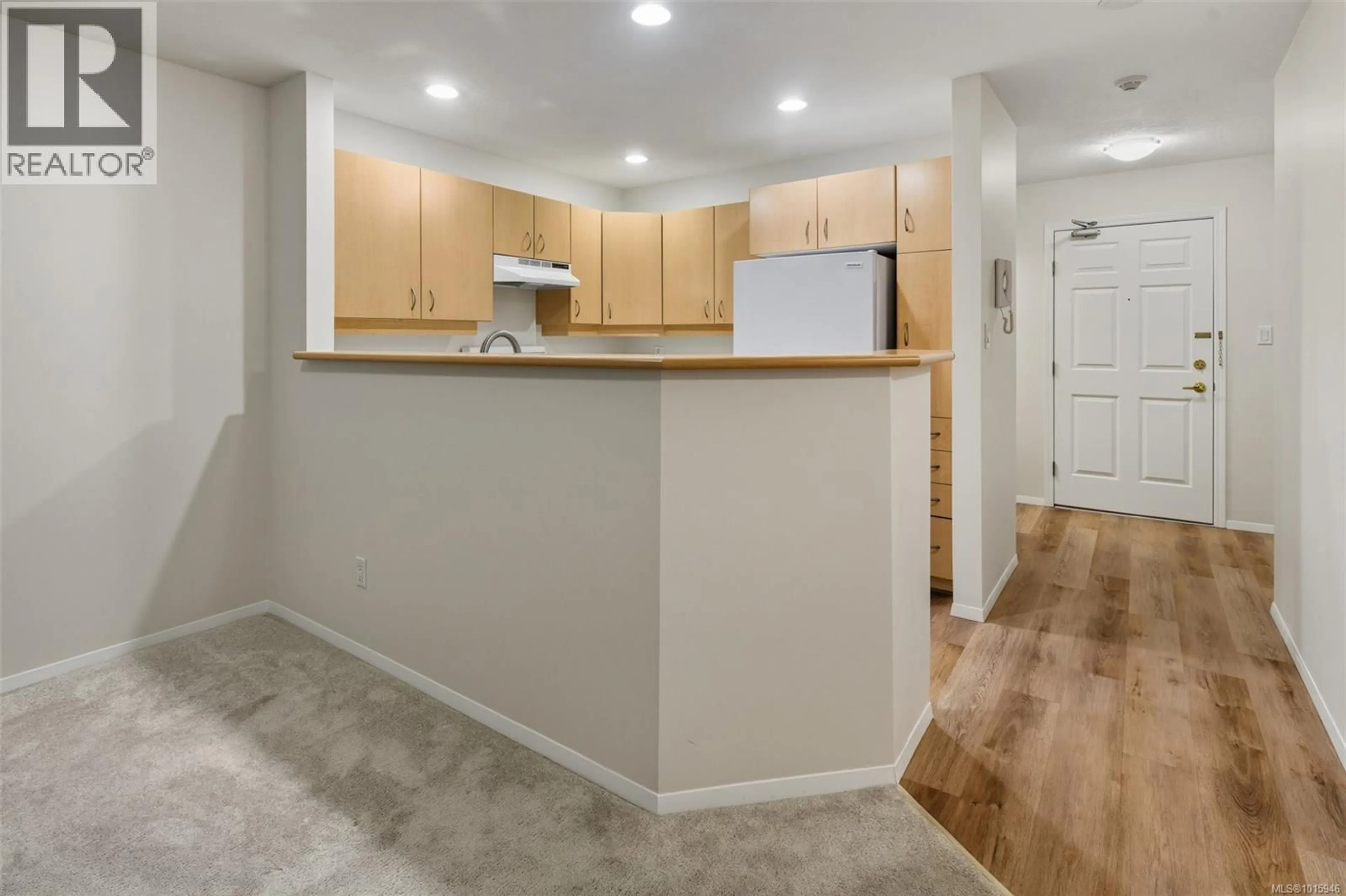 Standard kitchen, unknown for 213 - 9882 FIFTH STREET, Sidney British Columbia V8L2X3