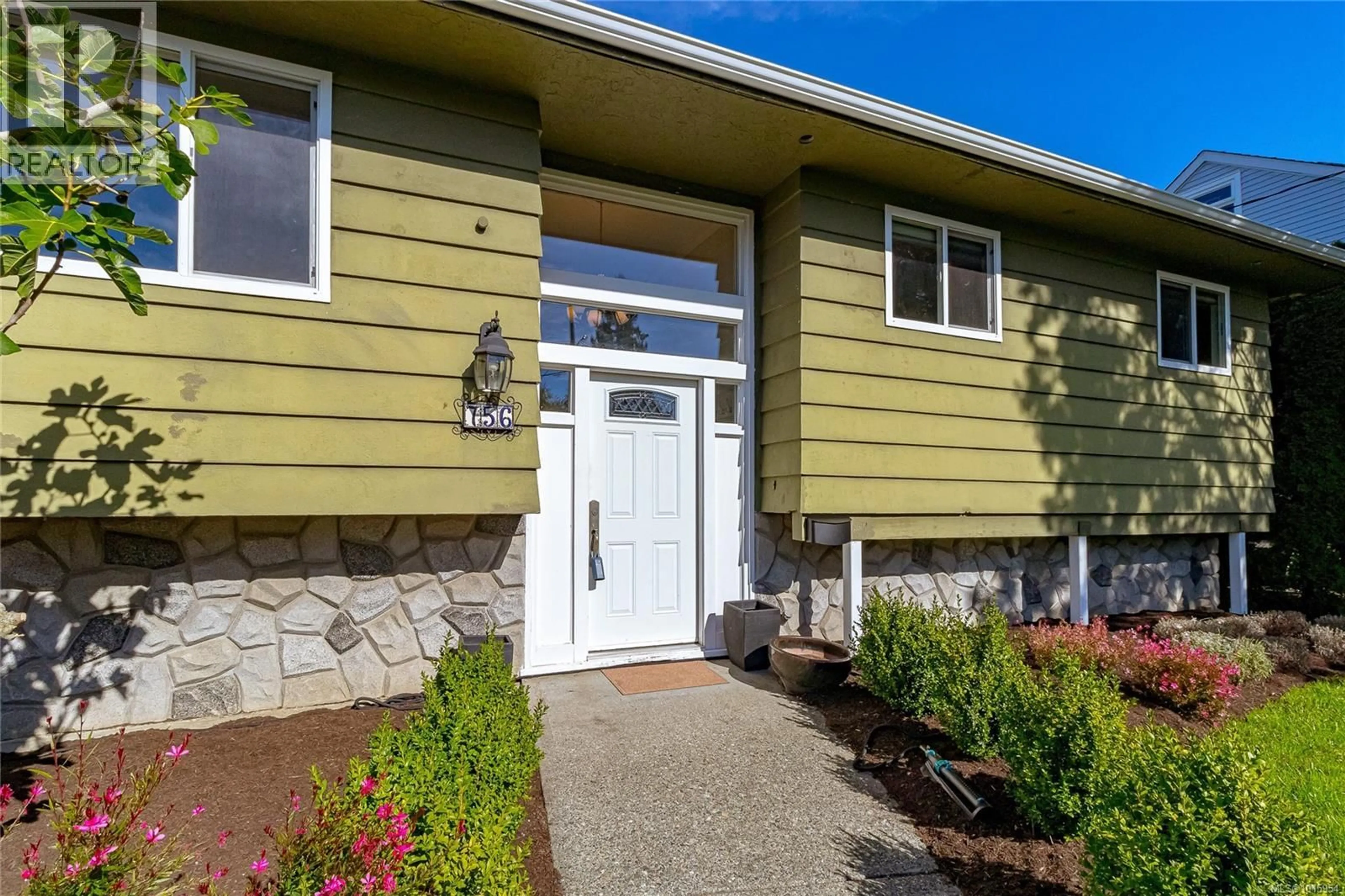 Home with vinyl exterior material, street for 756 SNOWDROP AVENUE, Saanich British Columbia V8Z2N2