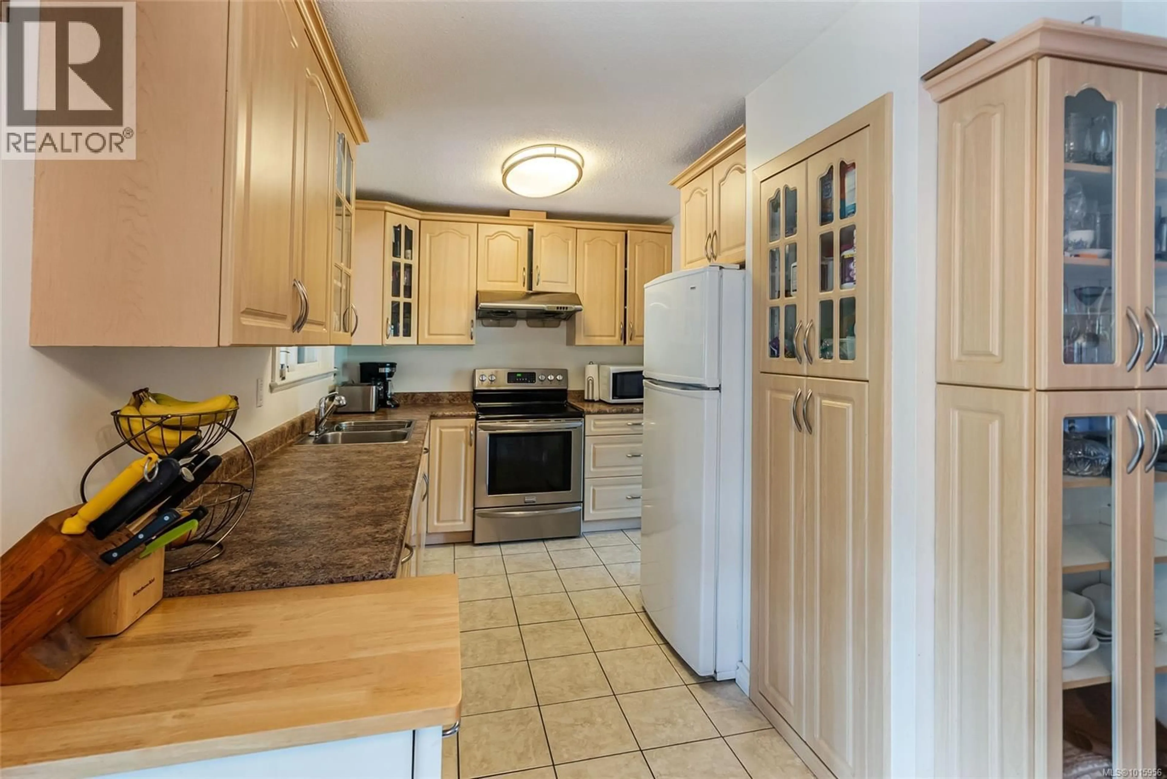 Standard kitchen, ceramic/tile floor for 186 ACACIA AVENUE, Nanaimo British Columbia V9R3L5