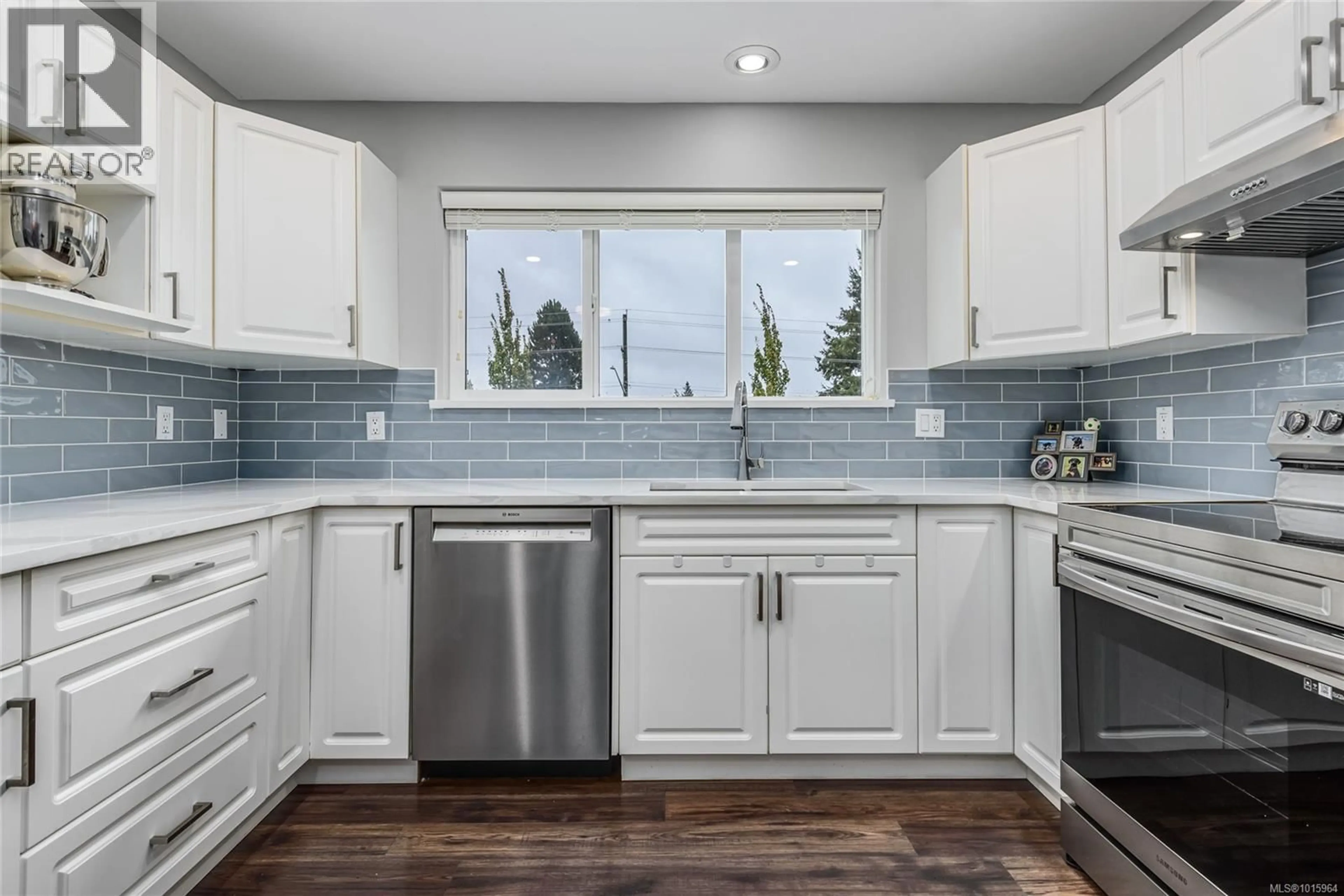 Open concept kitchen, ceramic/tile floor for 890 WADDINGTON CRESCENT, Courtenay British Columbia V9N9H7