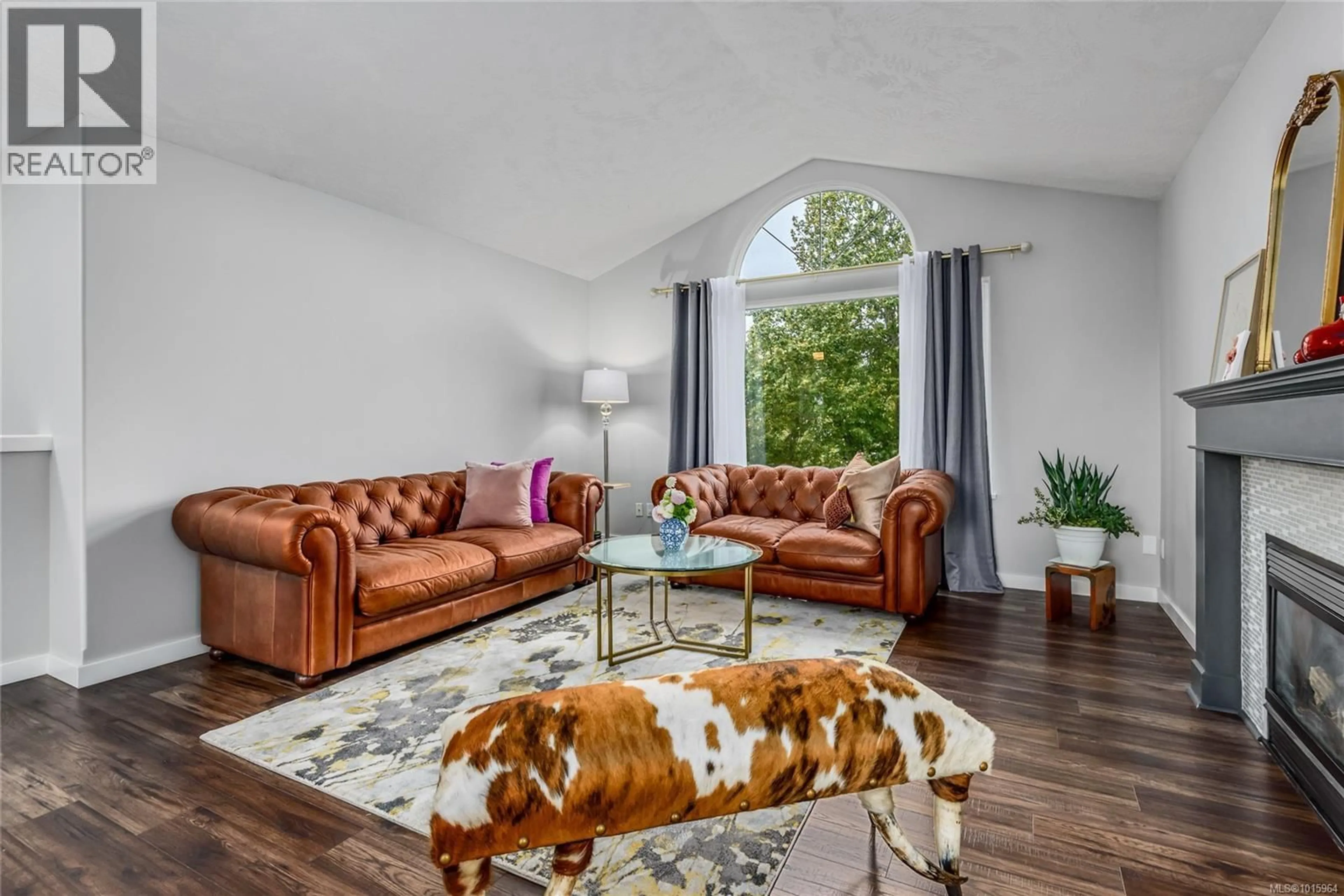 Living room with furniture, unknown for 890 WADDINGTON CRESCENT, Courtenay British Columbia V9N9H7