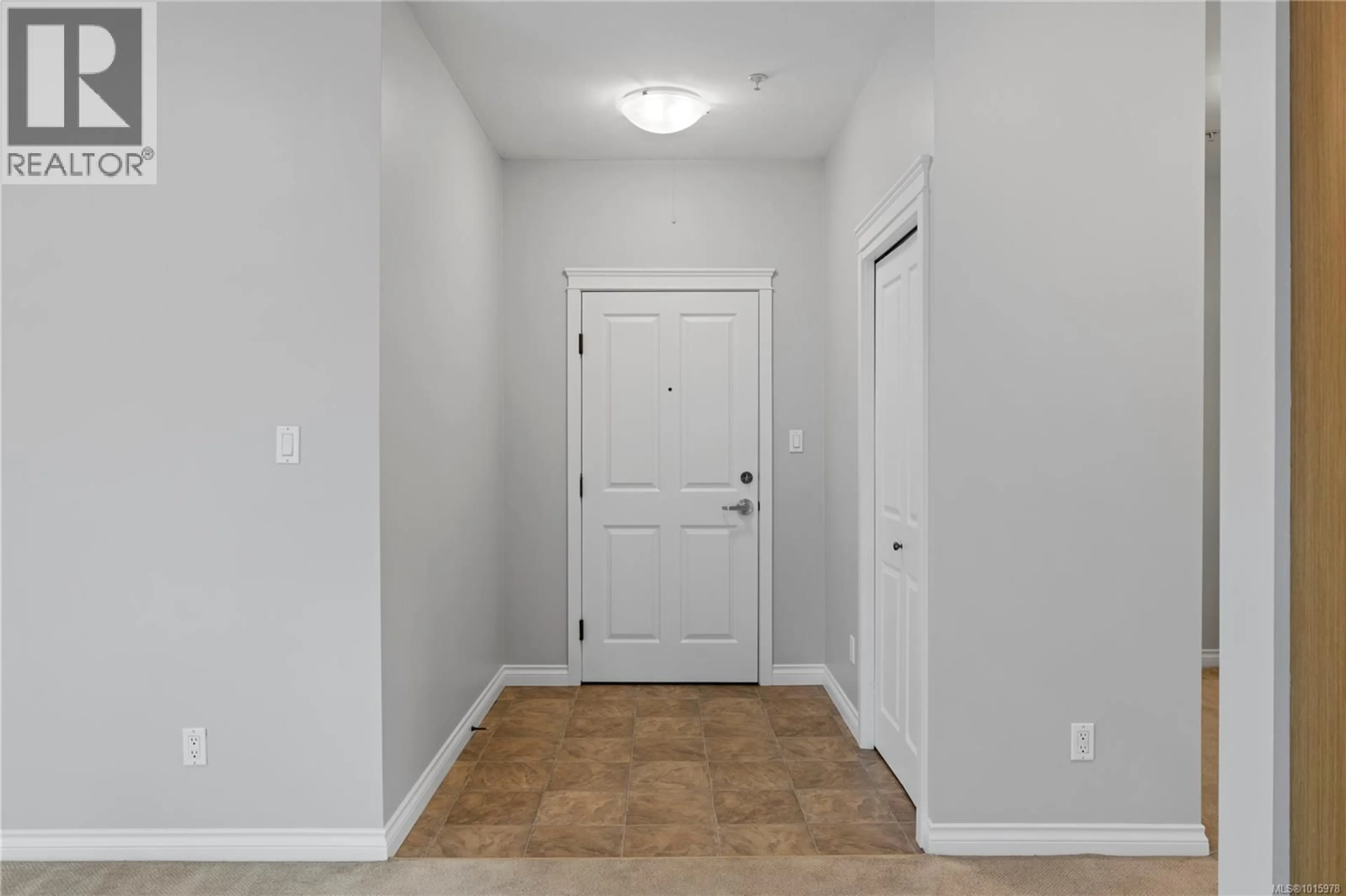 Indoor entryway for 206 - 2115 MEREDITH ROAD, Nanaimo British Columbia V9S2N2