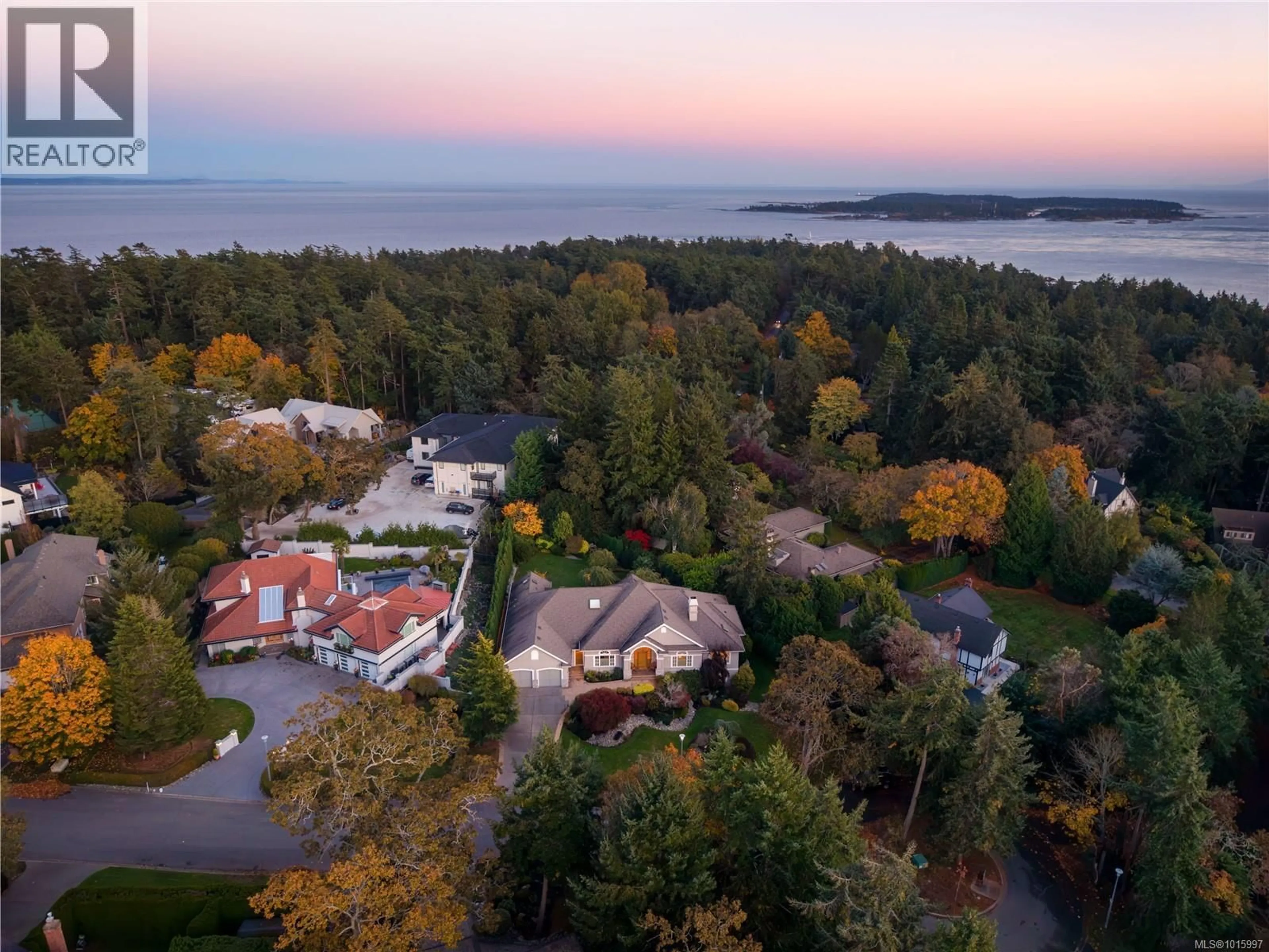 A pic from outside/outdoor area/front of a property/back of a property/a pic from drone, water/lake/river/ocean view for 3721 ARBUTUS RIDGE, Saanich British Columbia V8N6B3