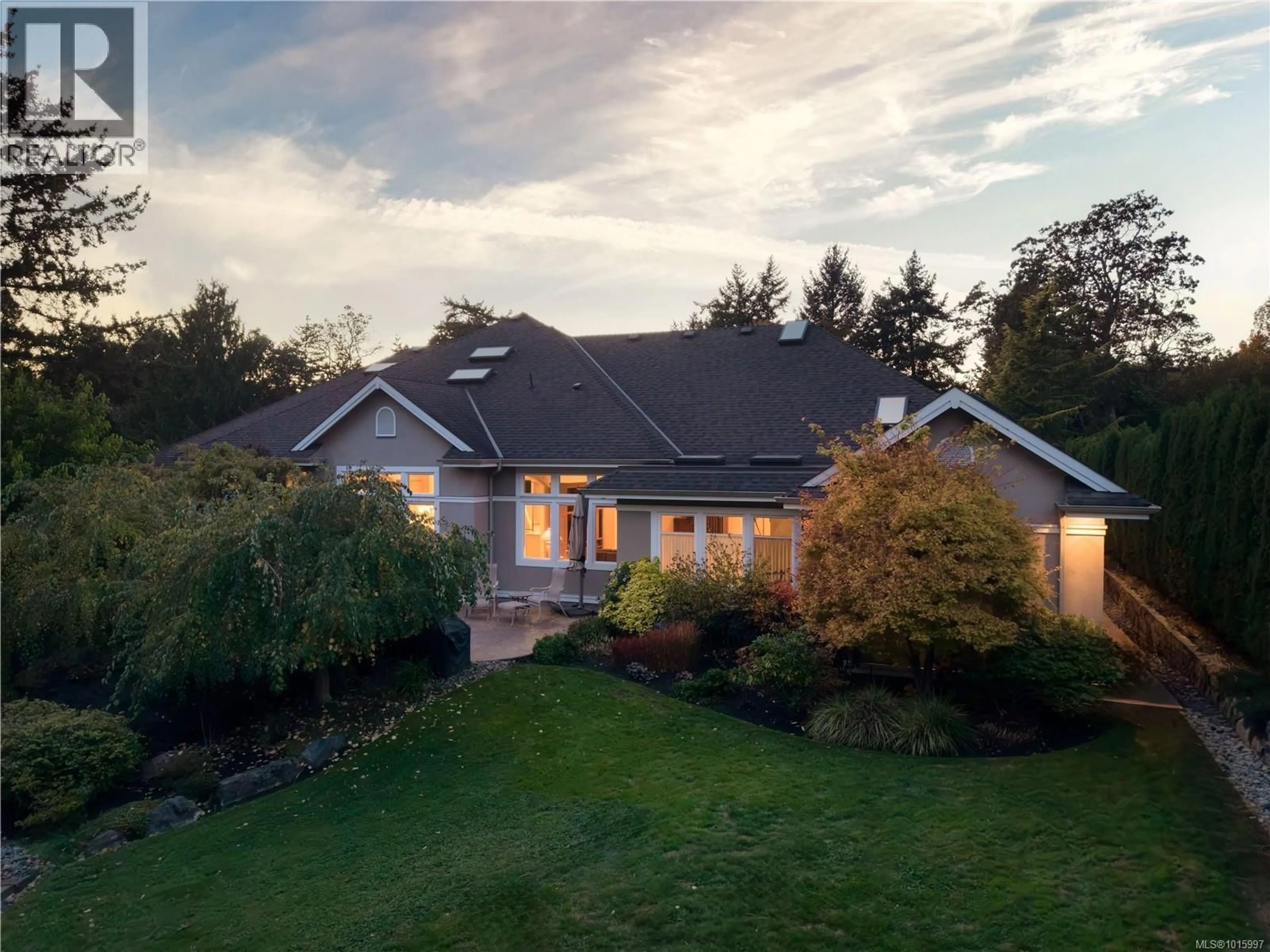 A pic from outside/outdoor area/front of a property/back of a property/a pic from drone, unknown for 3721 ARBUTUS RIDGE, Saanich British Columbia V8N6B3