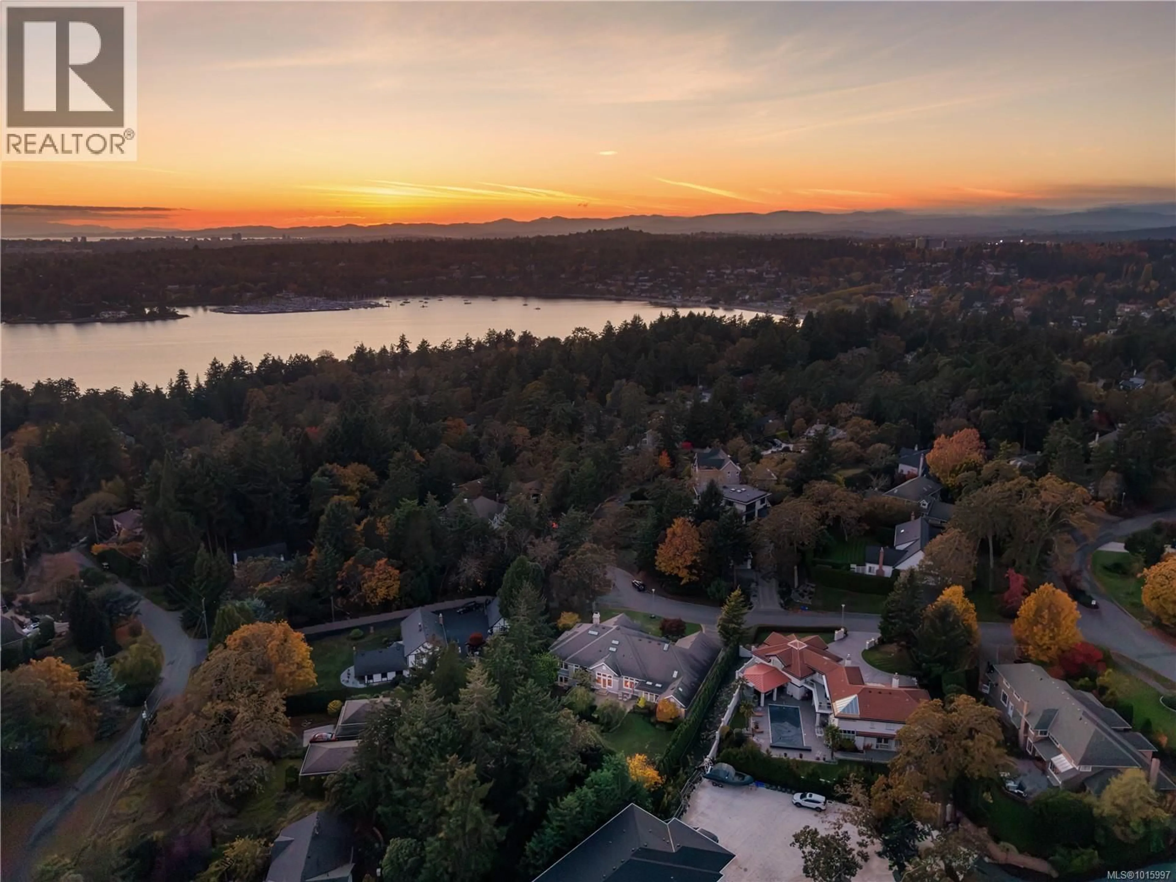 A pic from outside/outdoor area/front of a property/back of a property/a pic from drone, water/lake/river/ocean view for 3721 ARBUTUS RIDGE, Saanich British Columbia V8N6B3