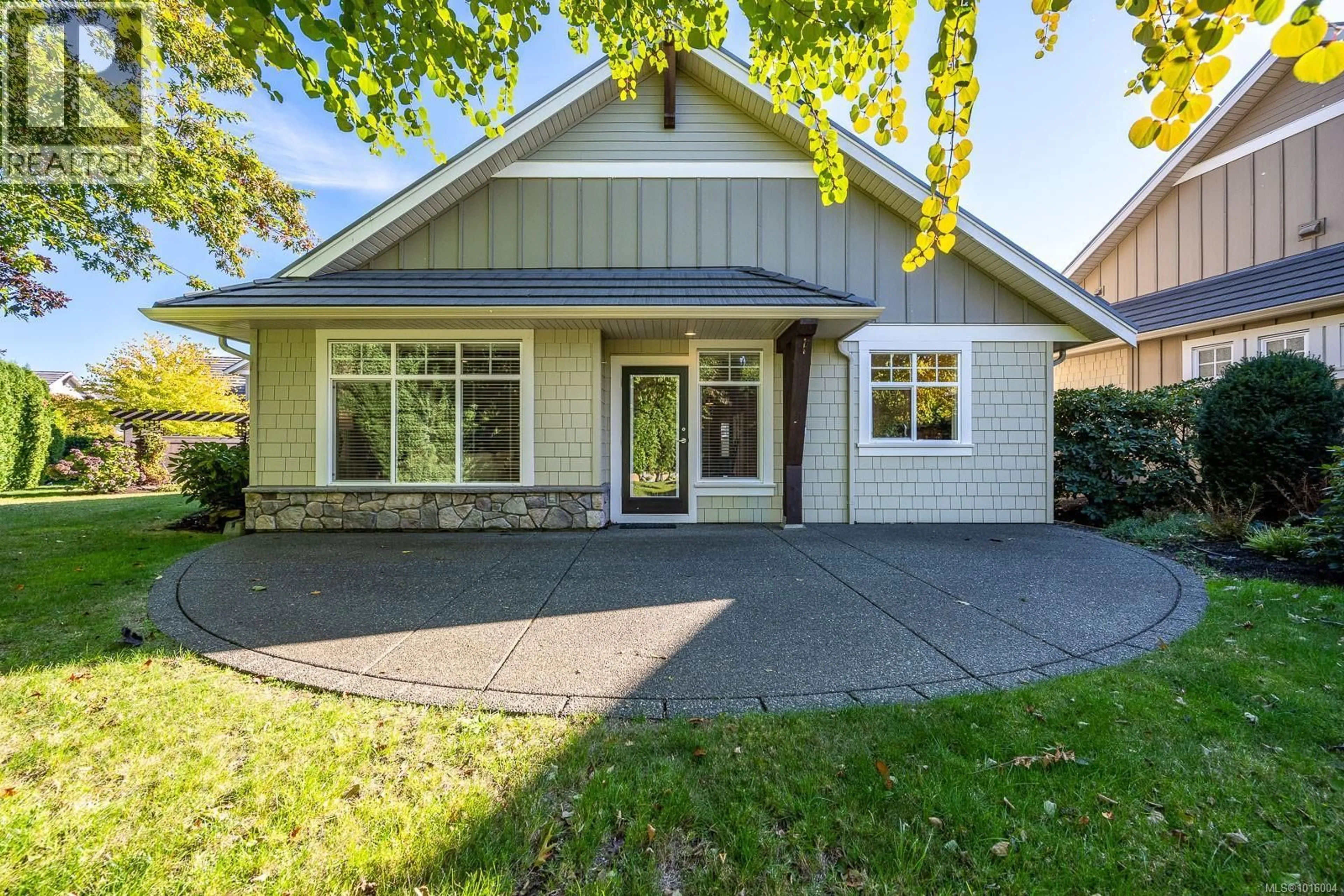 Home with vinyl exterior material, street for 114 - 1055 CROWN ISLE DRIVE, Courtenay British Columbia V9N0A5