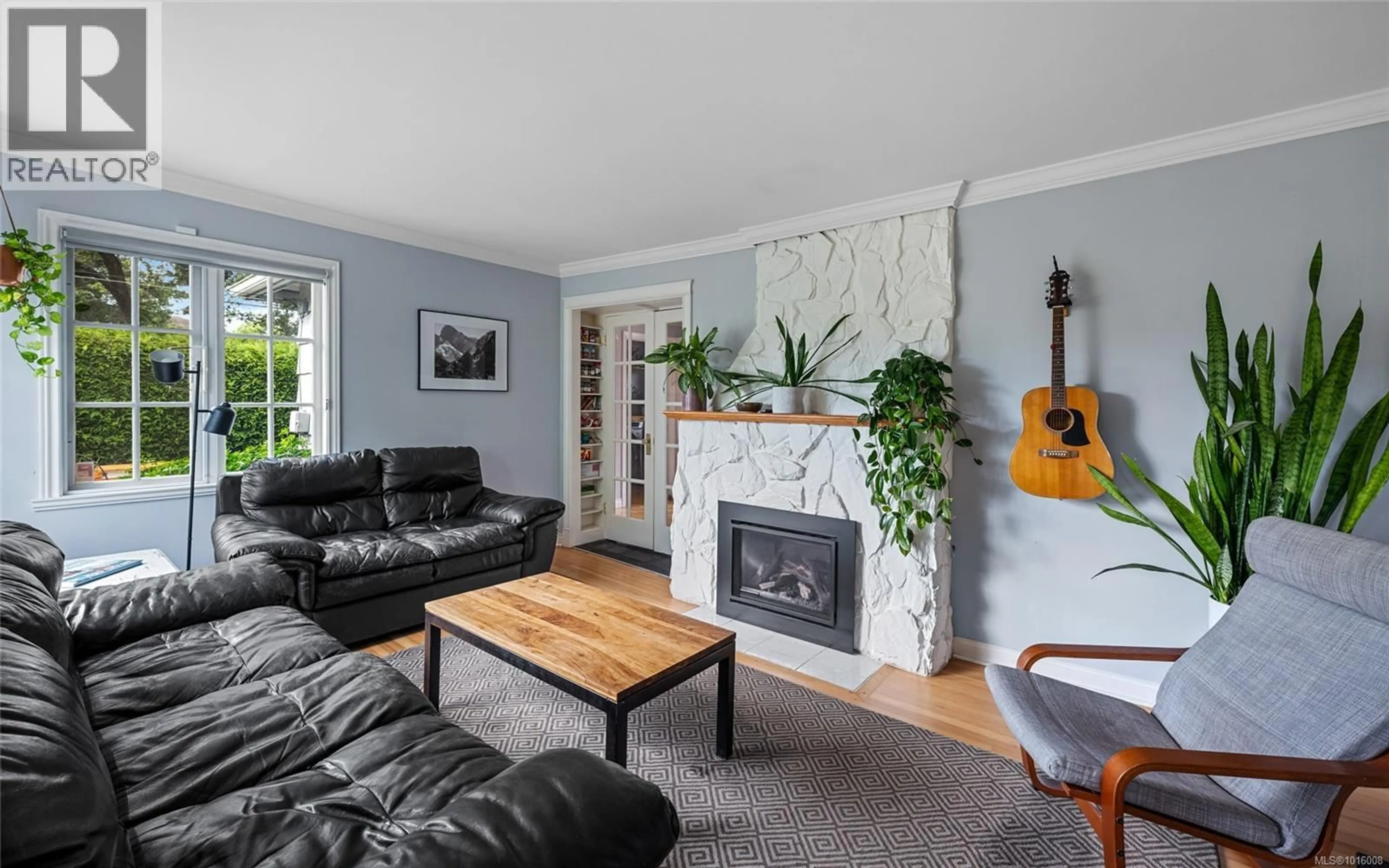 Living room with furniture, wood/laminate floor for 2540 EMPIRE STREET, Victoria British Columbia V8T3M6