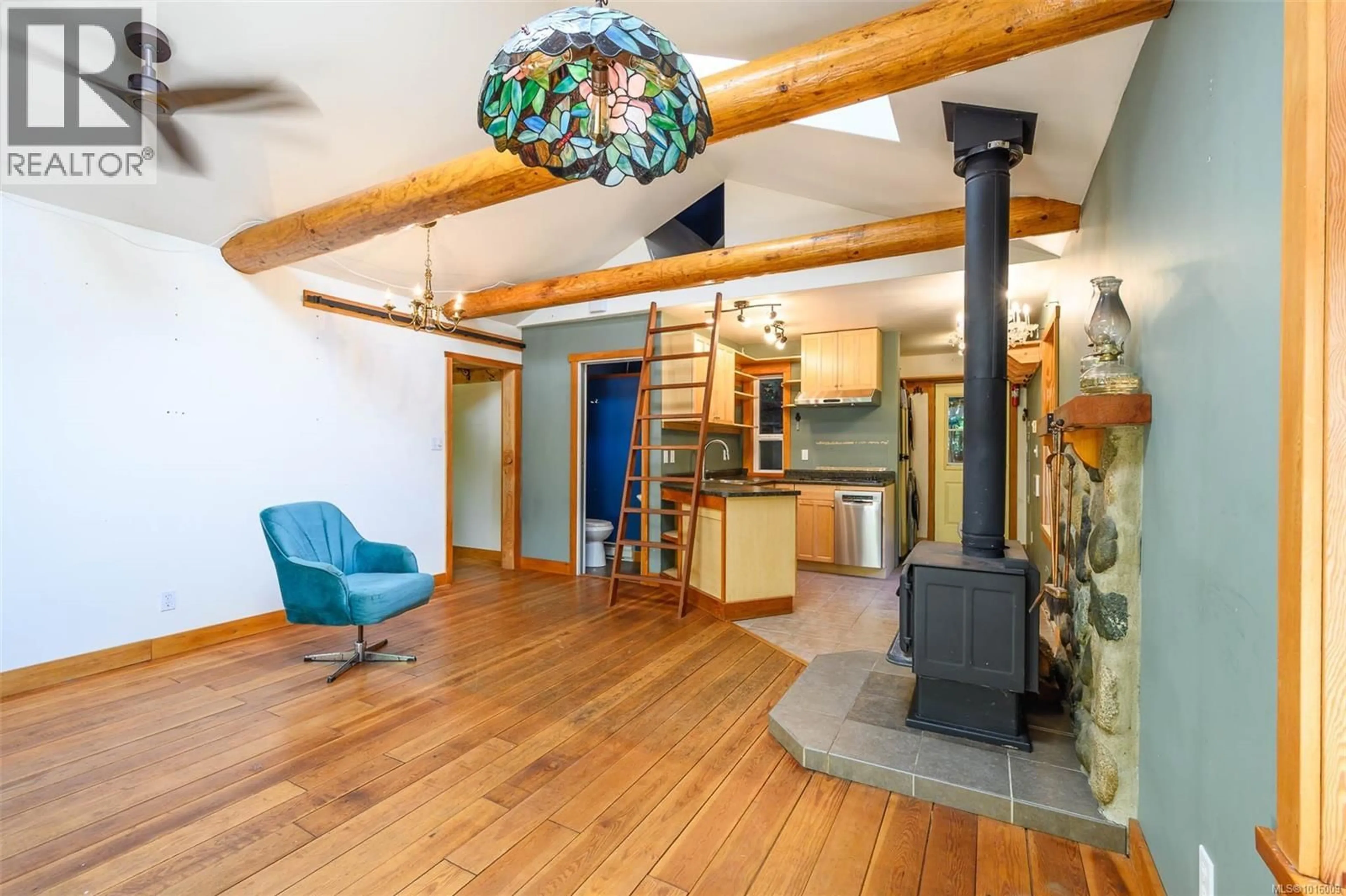 Indoor foyer for 584 SABRE ROAD, Sayward British Columbia V0P1R0