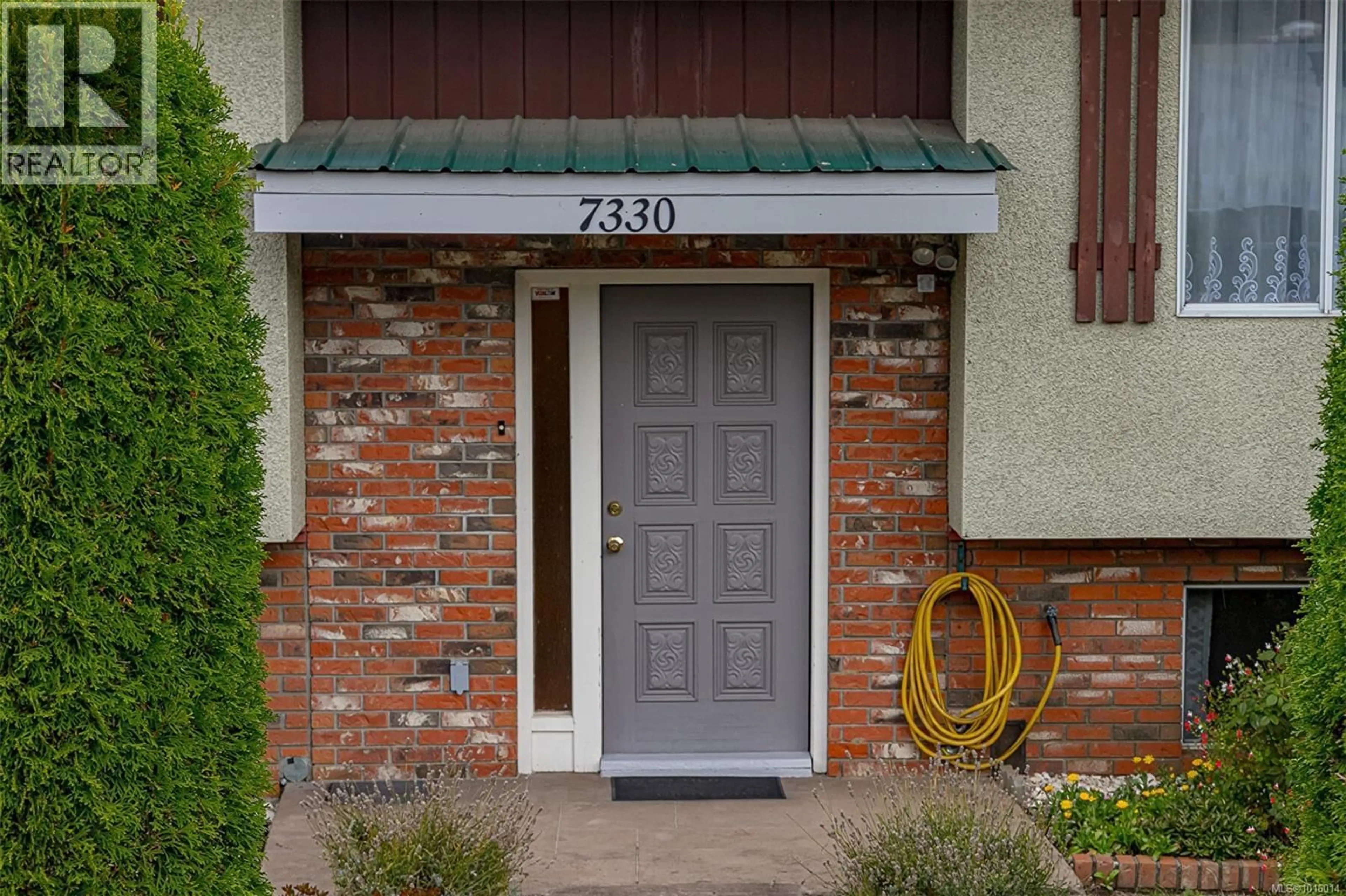 Indoor entryway for 7330 ROSSITER AVENUE SOUTHWEST, Lantzville British Columbia V0R2H0