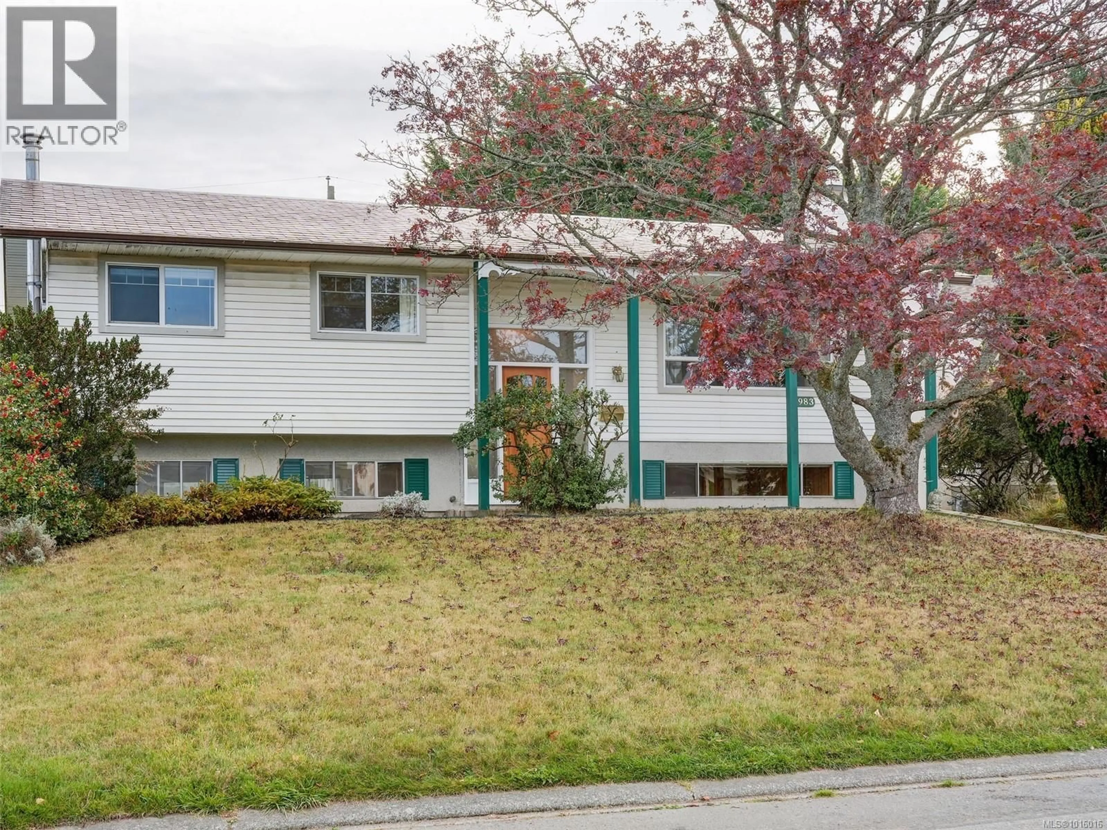 Home with vinyl exterior material, street for 3983 OAKWOOD STREET, Saanich British Columbia V8N3M9