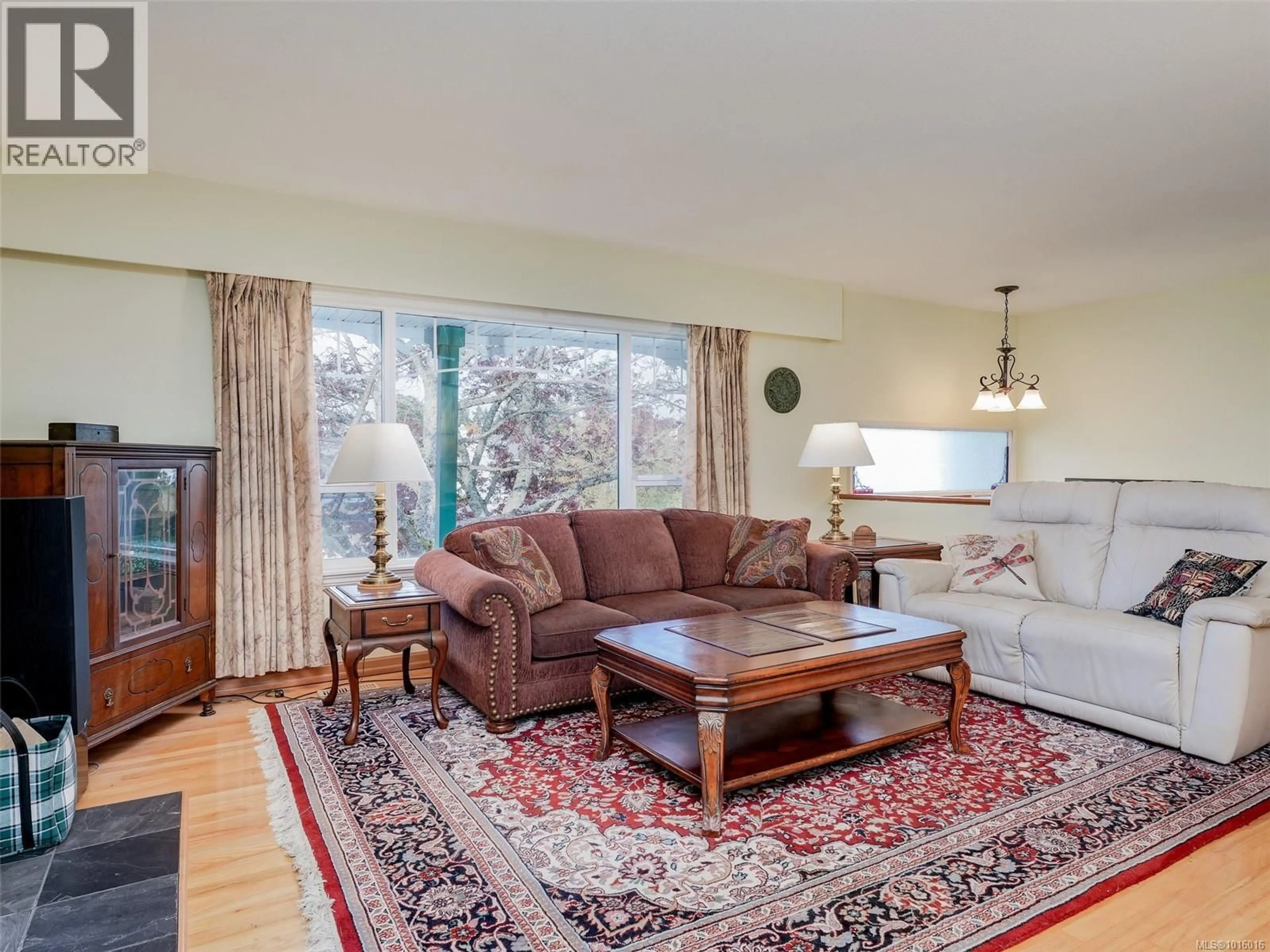 Living room with furniture, unknown for 3983 OAKWOOD STREET, Saanich British Columbia V8N3M9