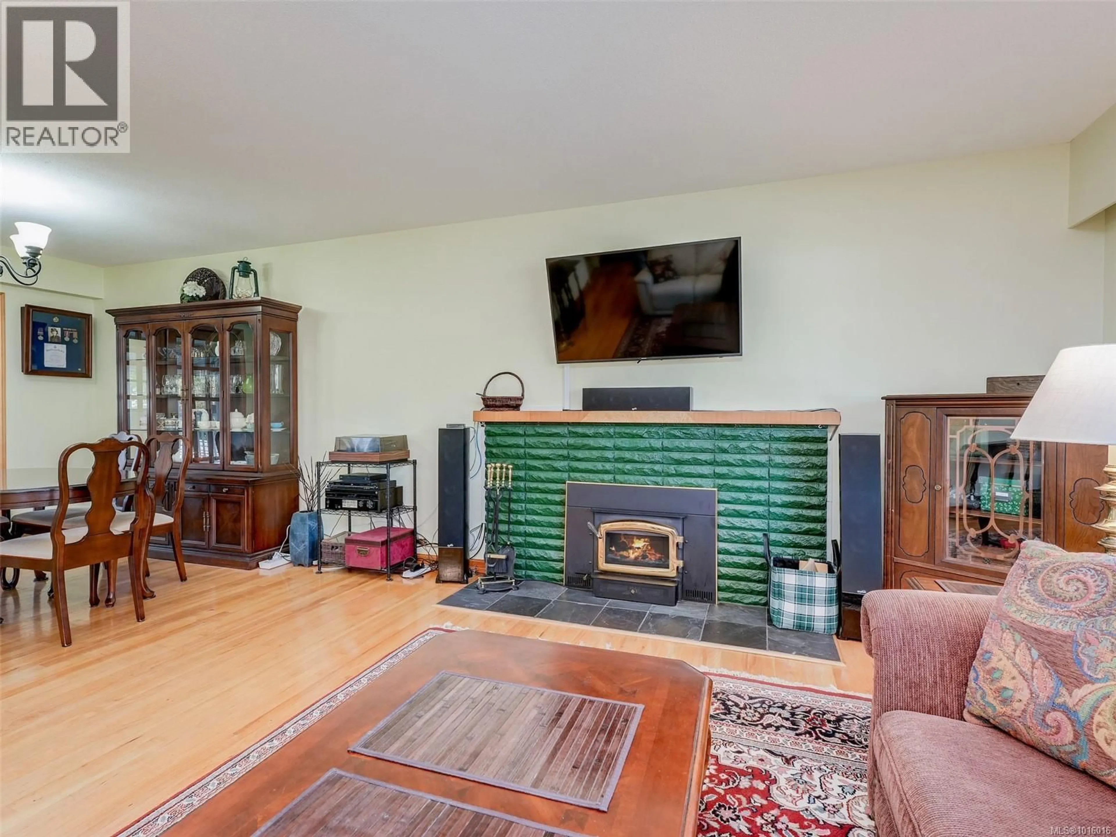 Living room with furniture, unknown for 3983 OAKWOOD STREET, Saanich British Columbia V8N3M9