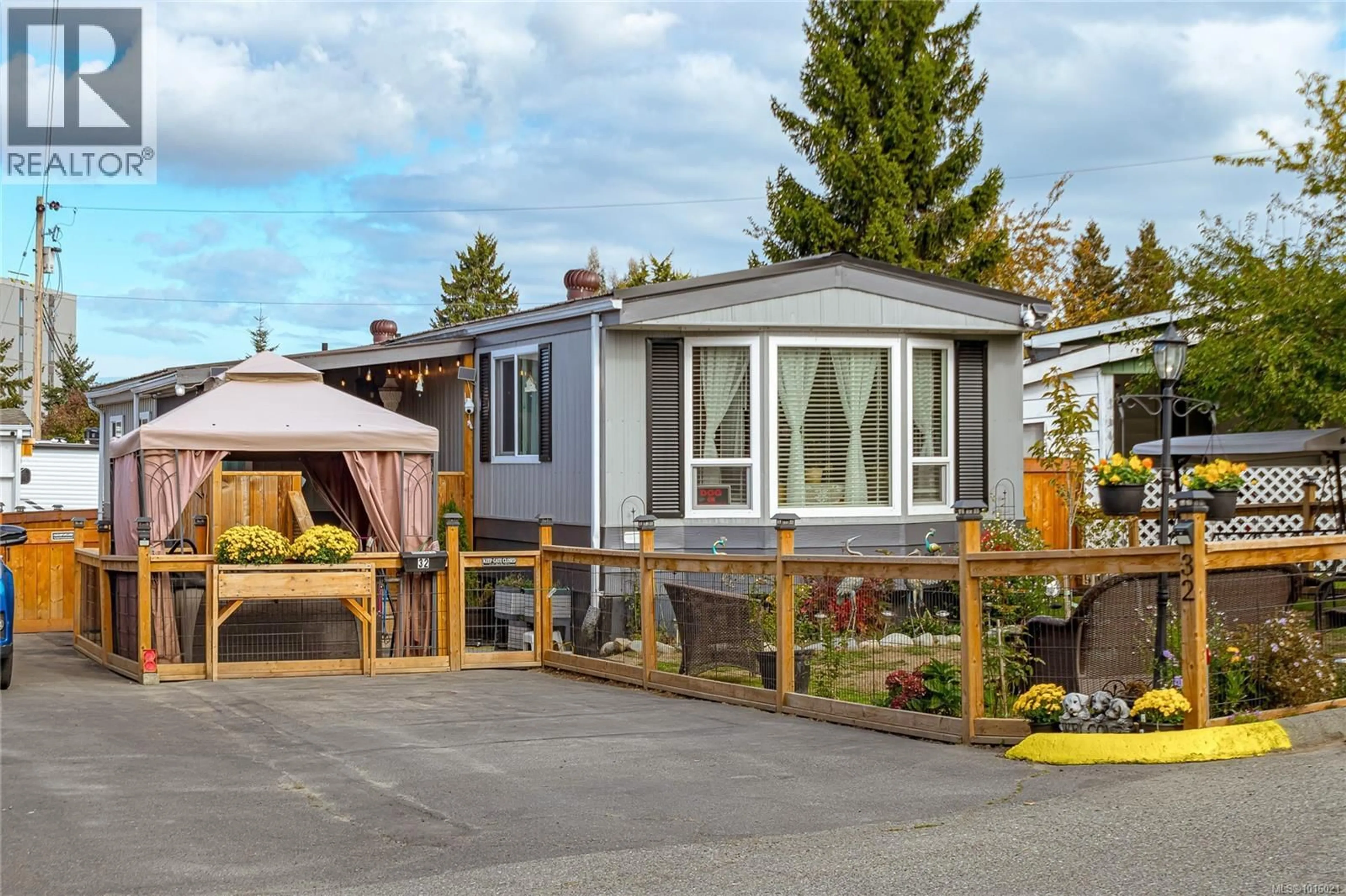 Home with vinyl exterior material, street for 32 - 1498 ADMIRALS ROAD, View Royal British Columbia V9A2R1