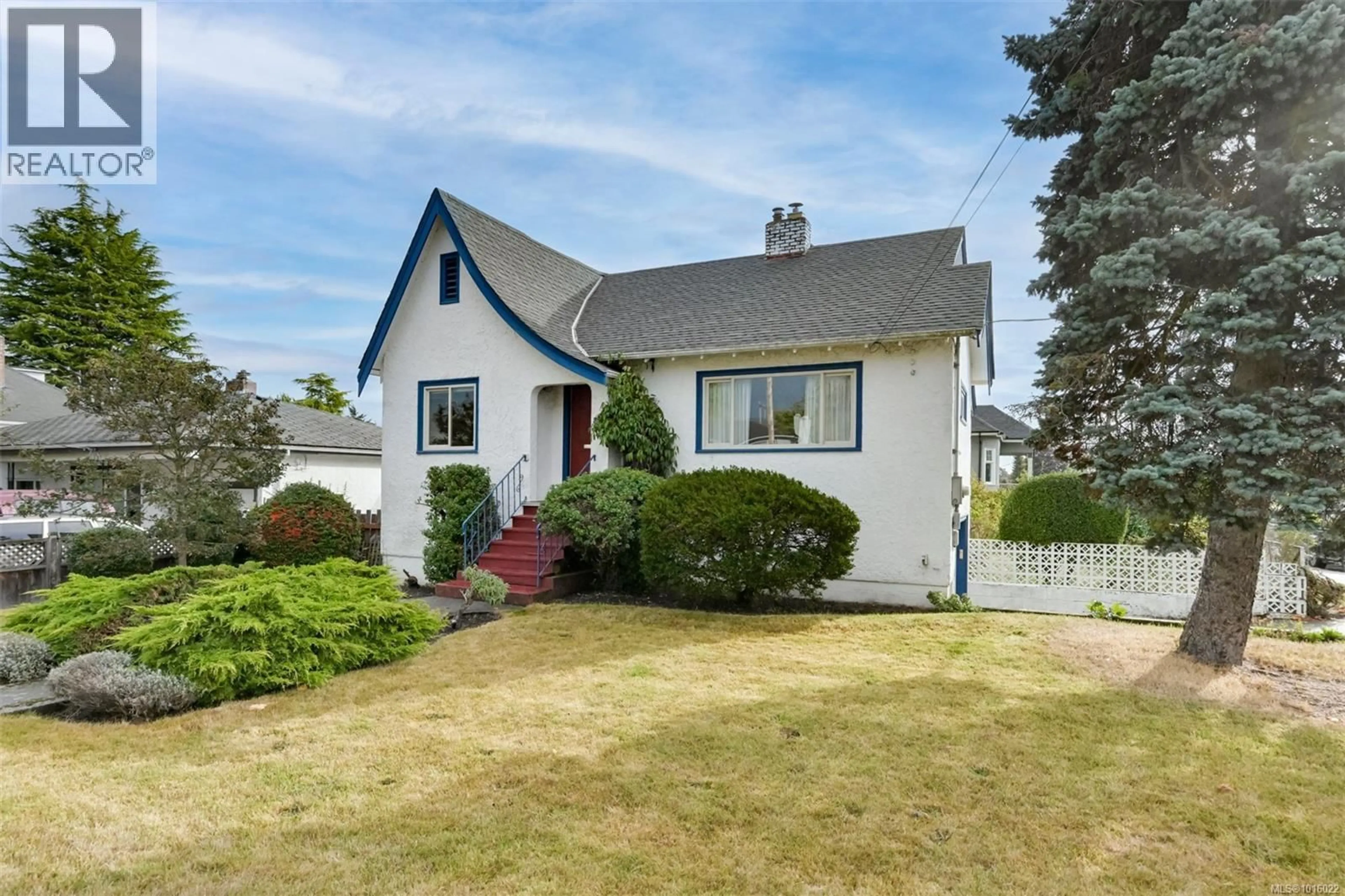 Home with vinyl exterior material, street for 501 LAMPSON STREET, Esquimalt British Columbia V9A5Z6