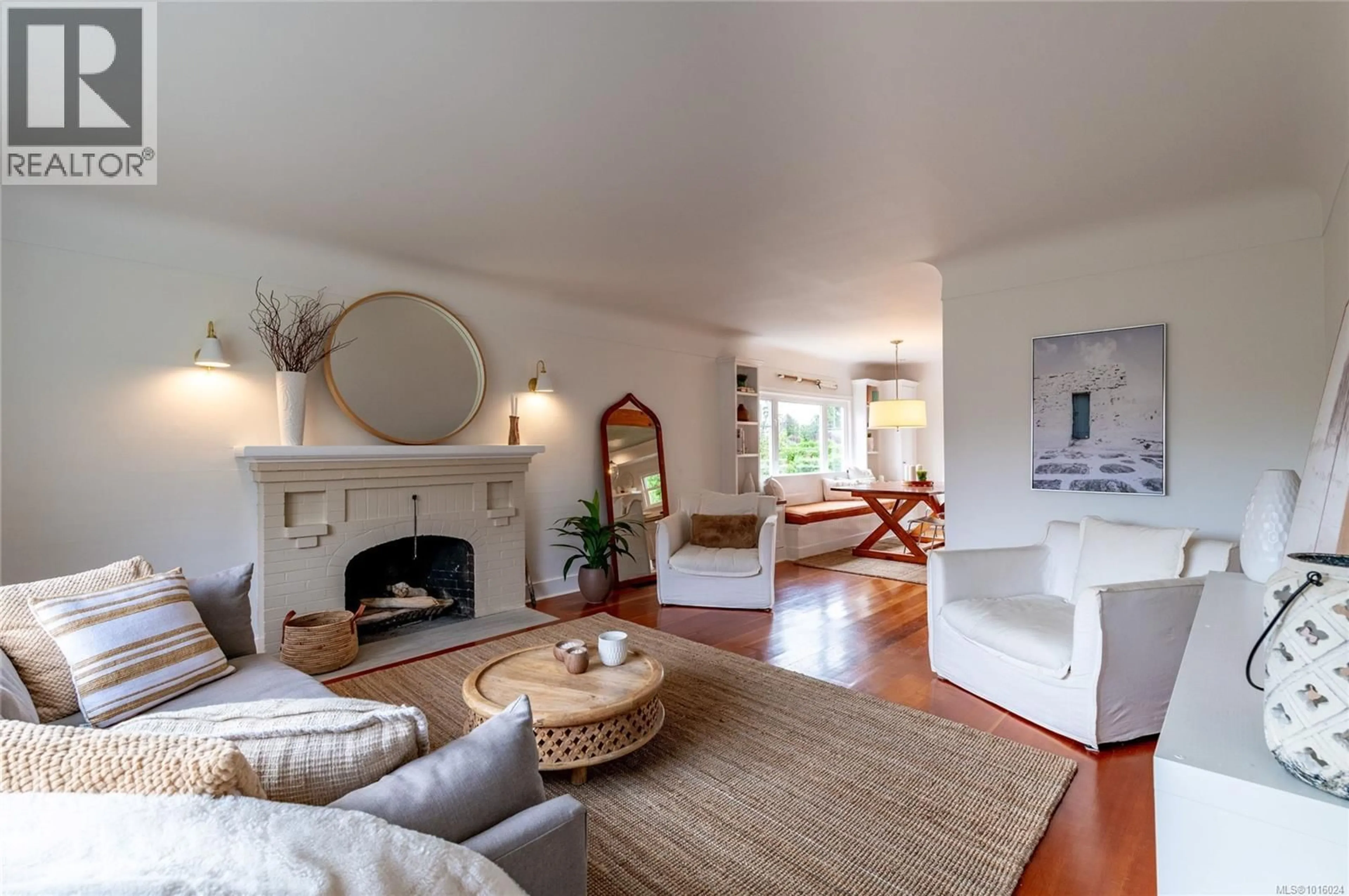 Living room with furniture, unknown for 2709 BURDICK AVENUE, Oak Bay British Columbia V8R3L8