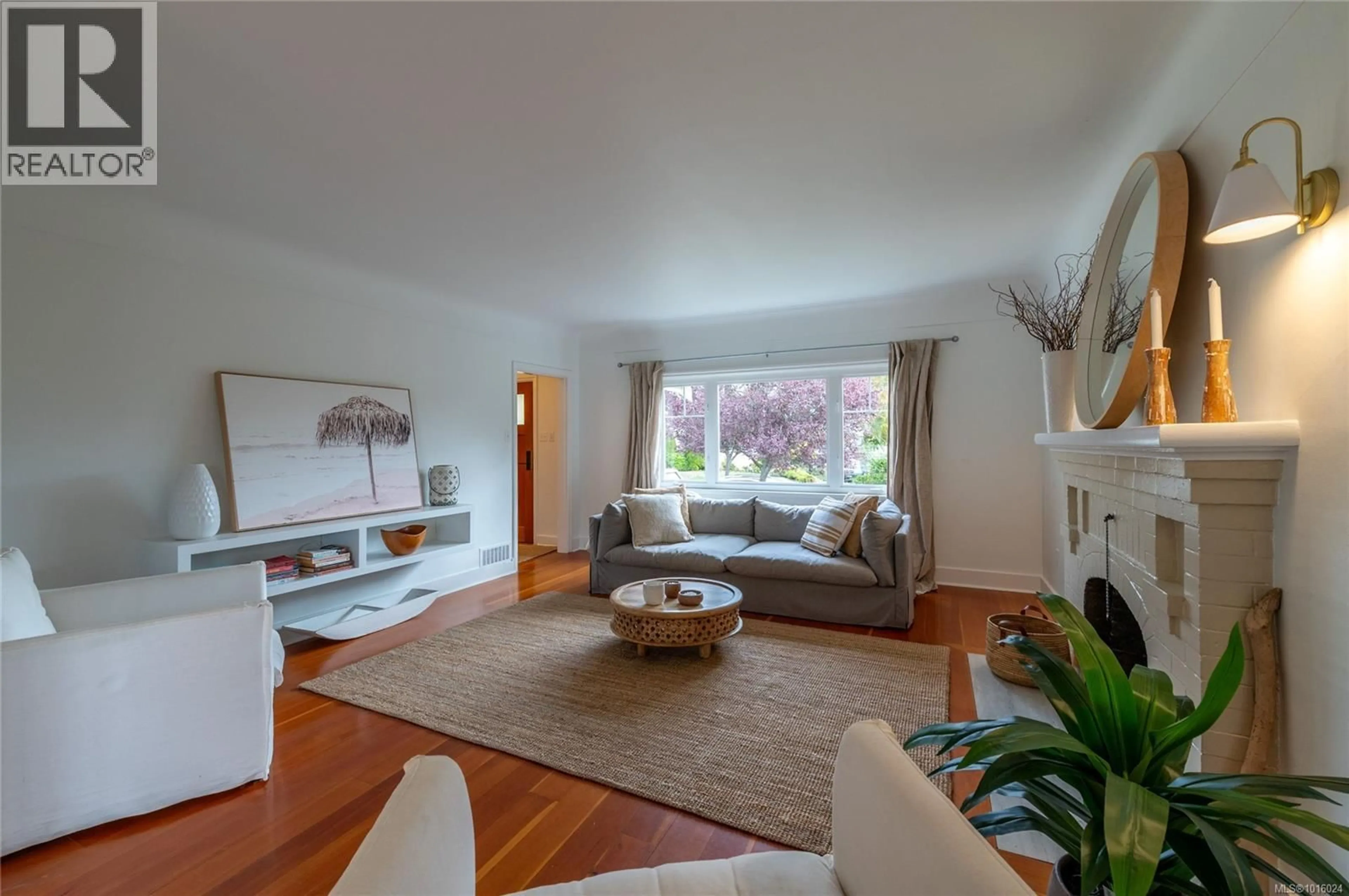 Living room with furniture, wood/laminate floor for 2709 BURDICK AVENUE, Oak Bay British Columbia V8R3L8