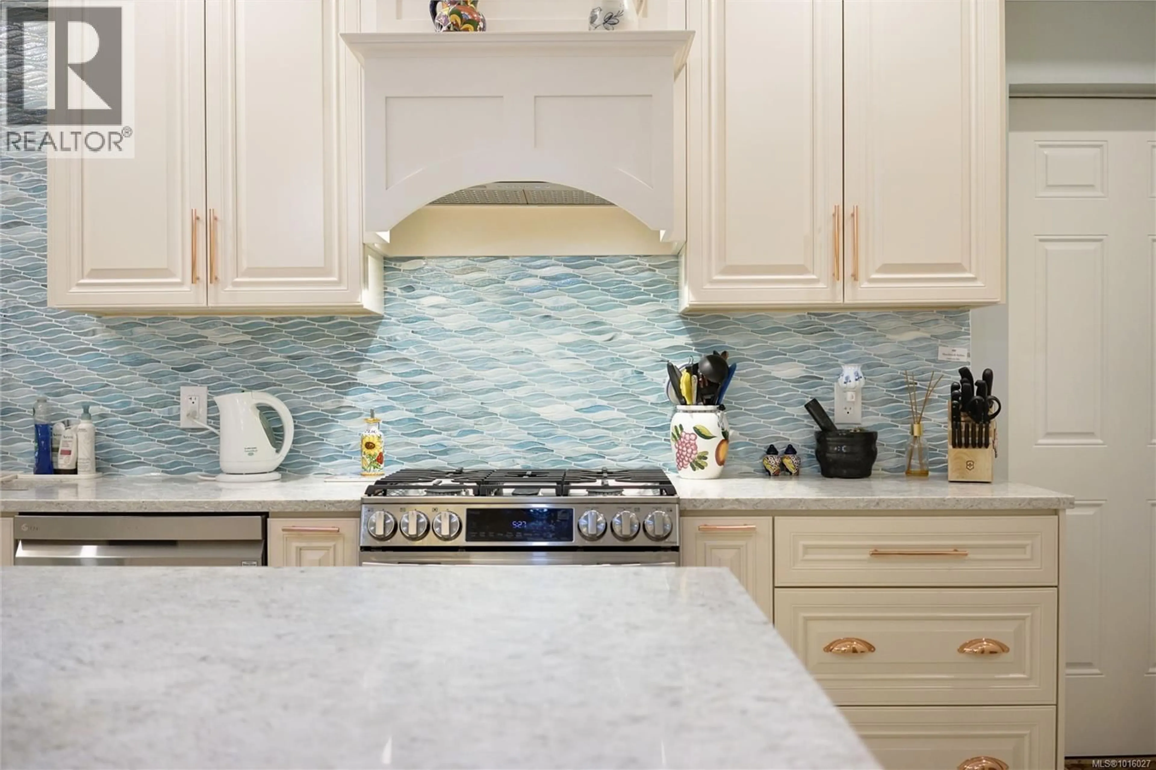 Contemporary kitchen, ceramic/tile floor for 2510 KINNOULL CRESCENT, Mill Bay British Columbia V8H1H3