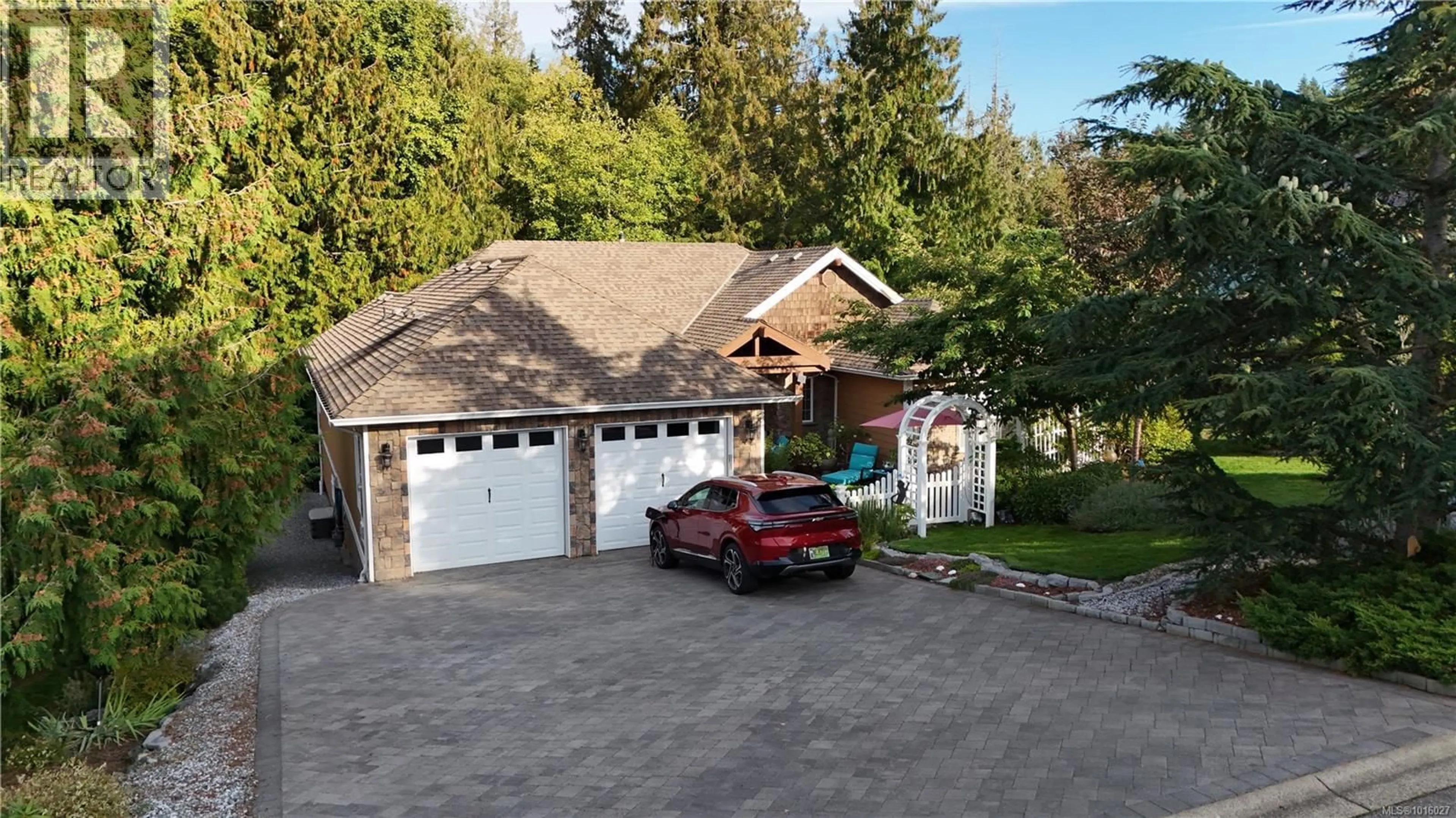 A pic from outside/outdoor area/front of a property/back of a property/a pic from drone, street for 2510 KINNOULL CRESCENT, Mill Bay British Columbia V8H1H3