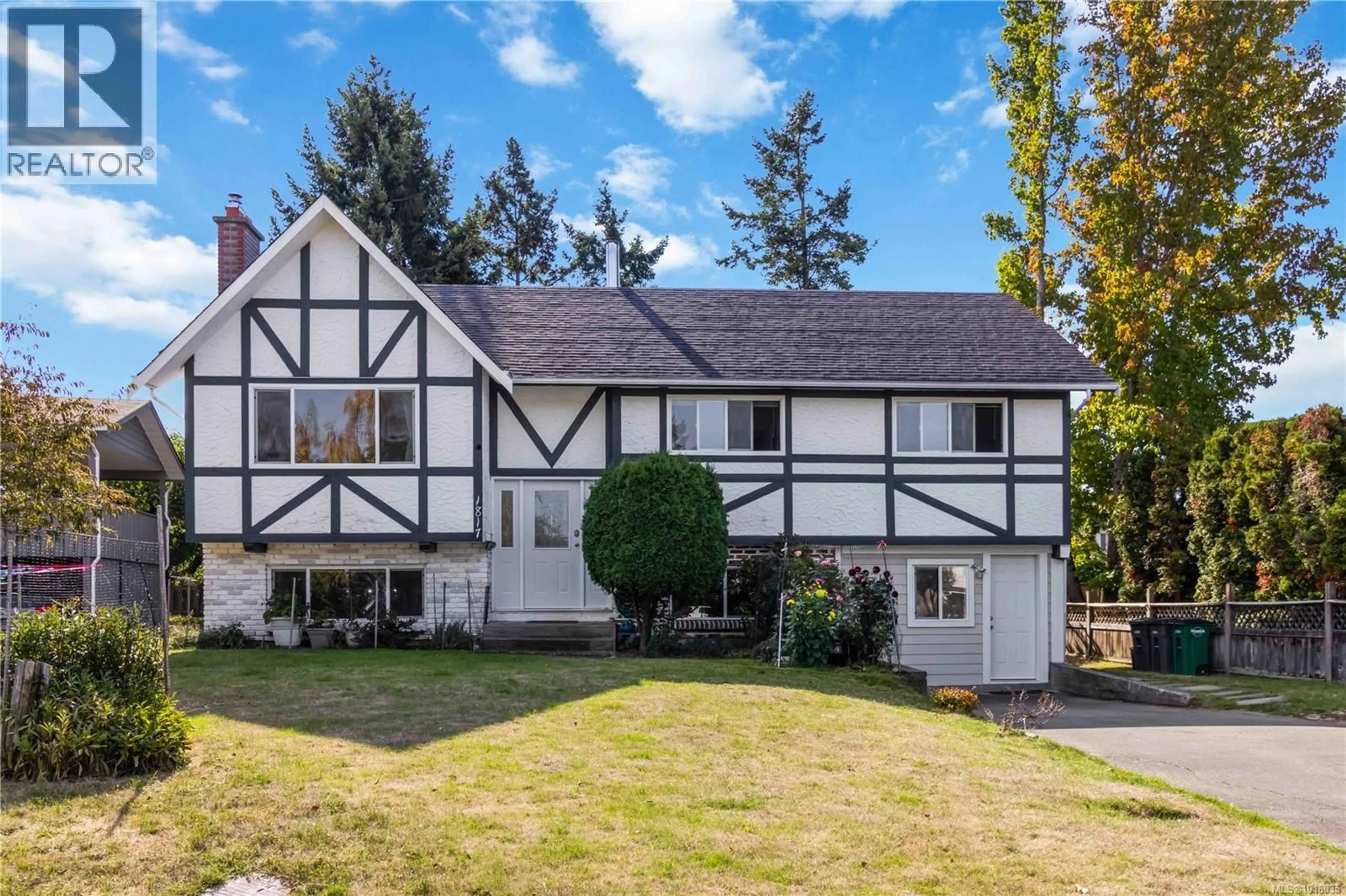 Home with vinyl exterior material, street for 1817 HARTWOOD PLACE, Saanich British Columbia V8N1H9