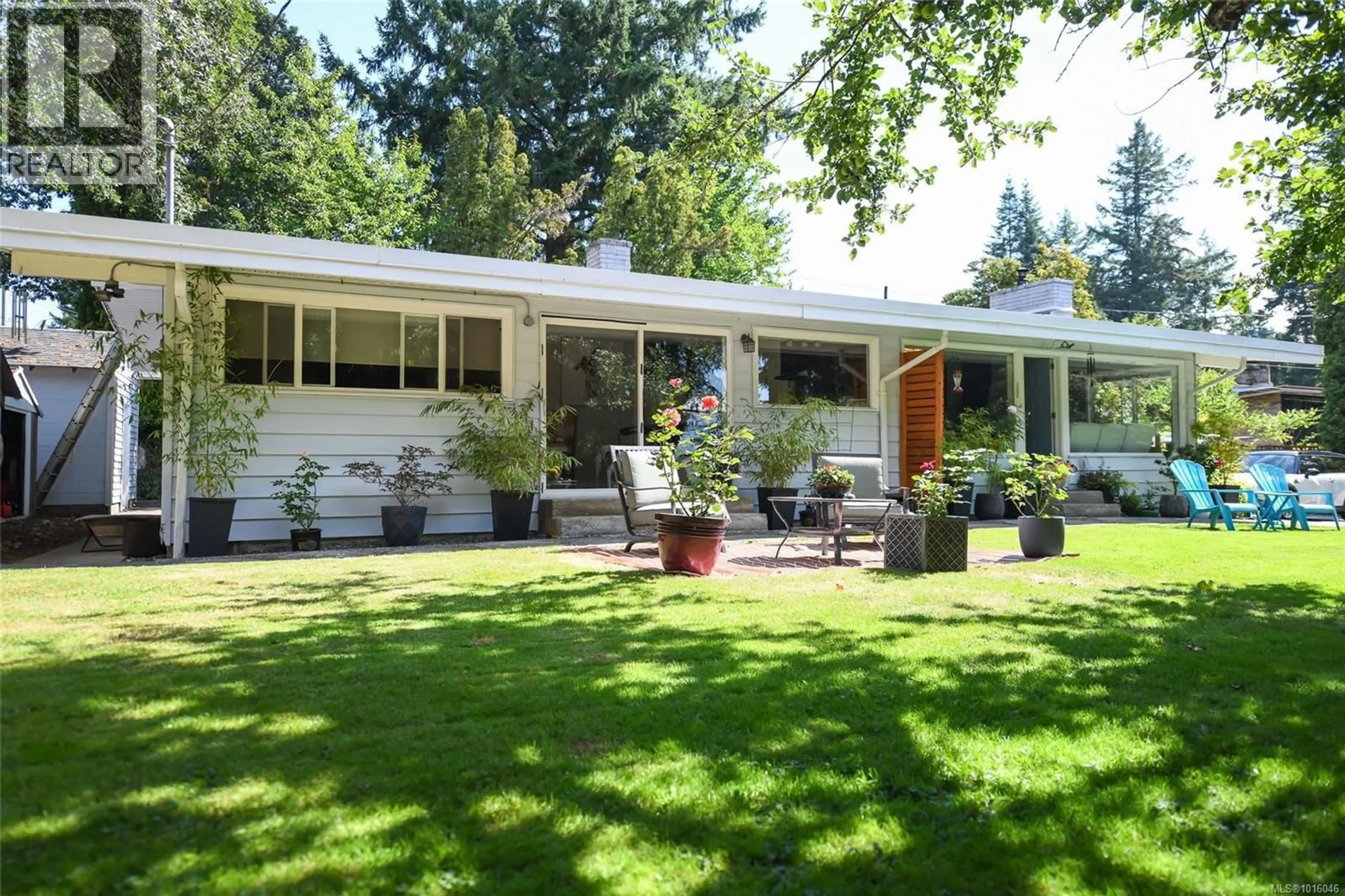 Home with vinyl exterior material, street for 4740 ISLAND HIGHWAY NORTH, Courtenay British Columbia V9N5Y7