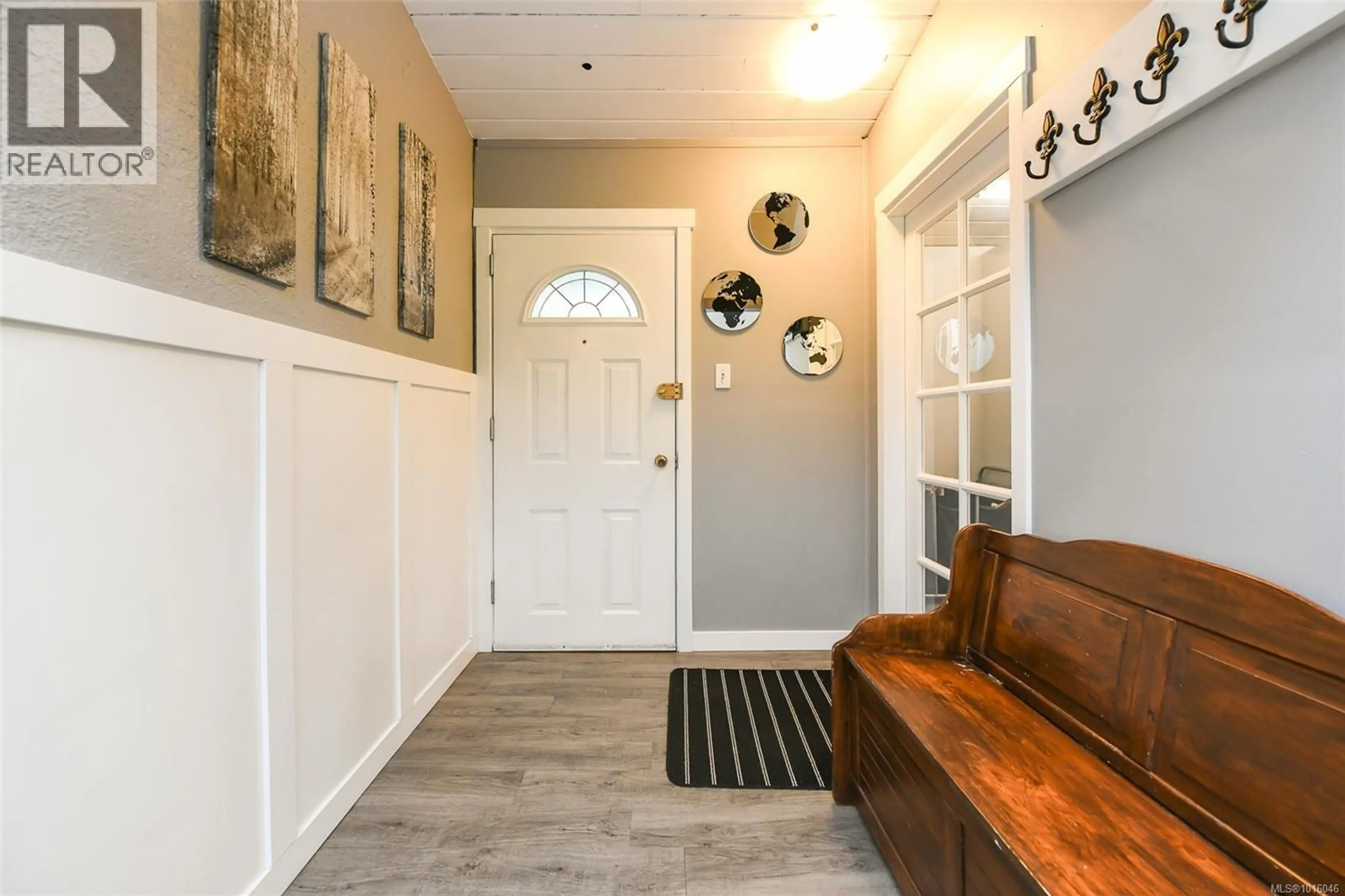 Indoor entryway for 4740 ISLAND HIGHWAY NORTH, Courtenay British Columbia V9N5Y7