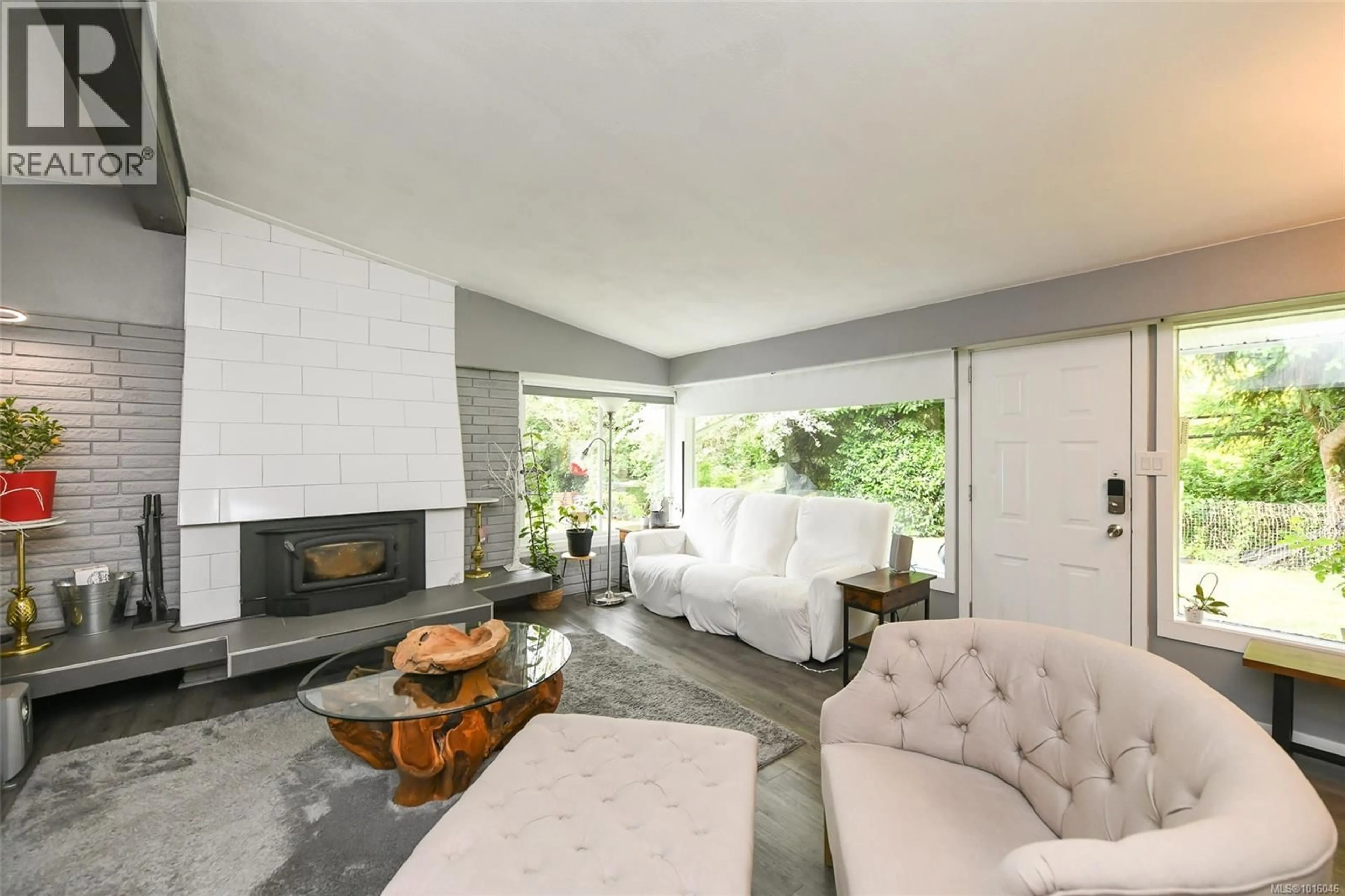 Living room with furniture, unknown for 4740 ISLAND HIGHWAY NORTH, Courtenay British Columbia V9N5Y7