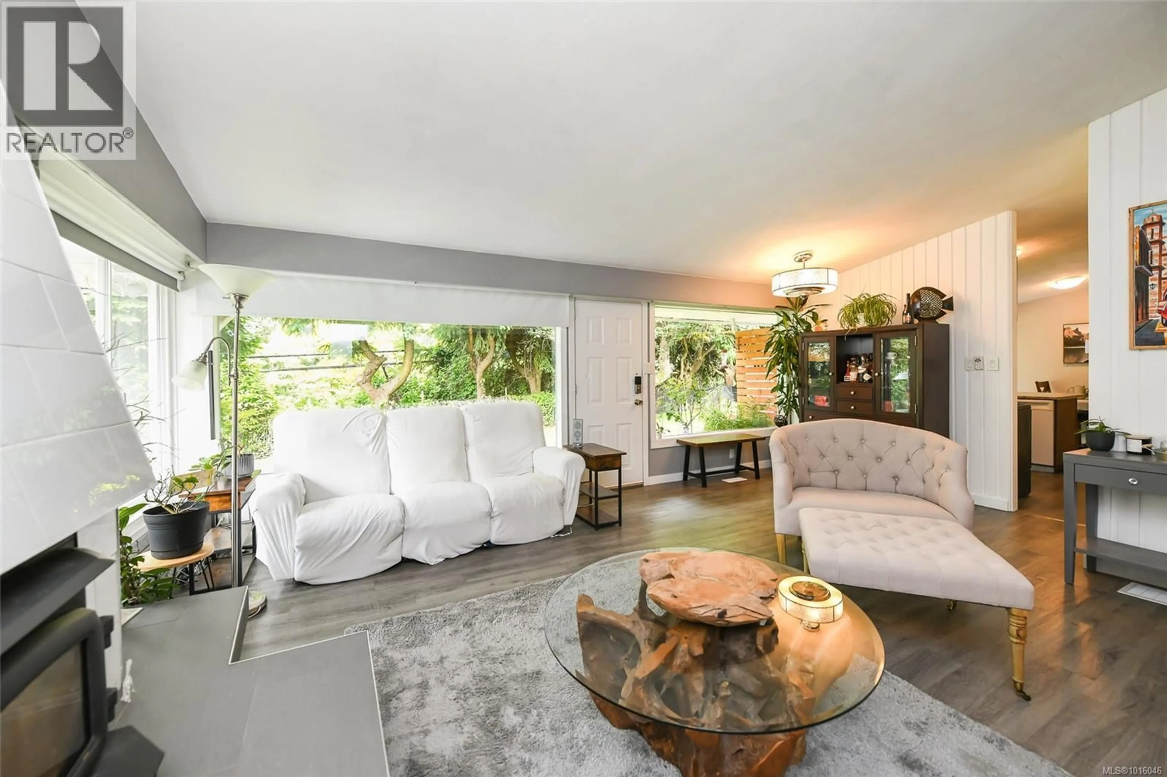 Living room with furniture, unknown for 4740 ISLAND HIGHWAY NORTH, Courtenay British Columbia V9N5Y7