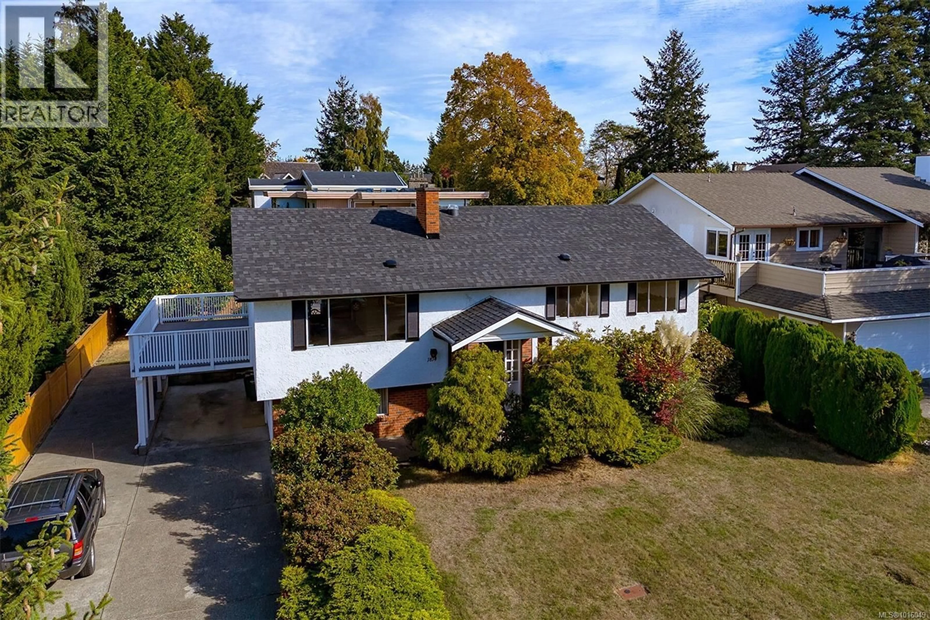 A pic from outside/outdoor area/front of a property/back of a property/a pic from drone, street for 1814 HILLCREST AVENUE, Saanich British Columbia V8N5R8