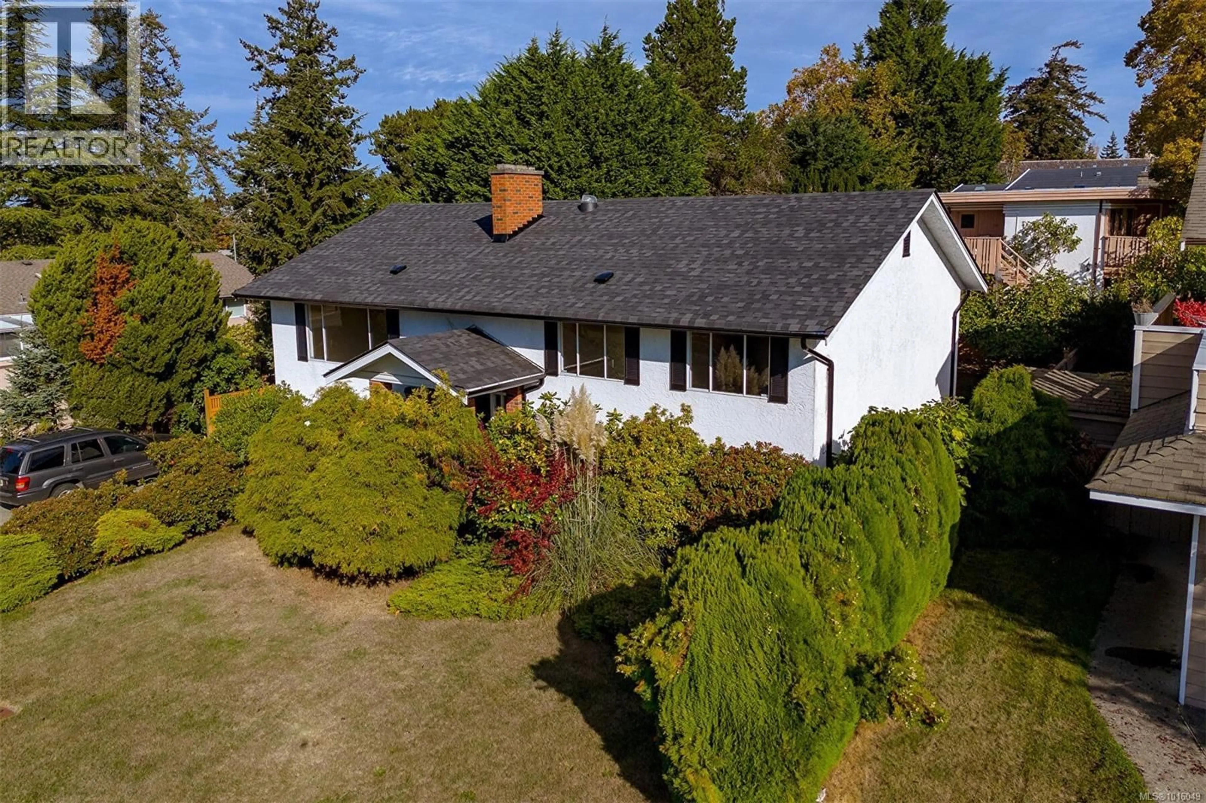 A pic from outside/outdoor area/front of a property/back of a property/a pic from drone, unknown for 1814 HILLCREST AVENUE, Saanich British Columbia V8N5R8