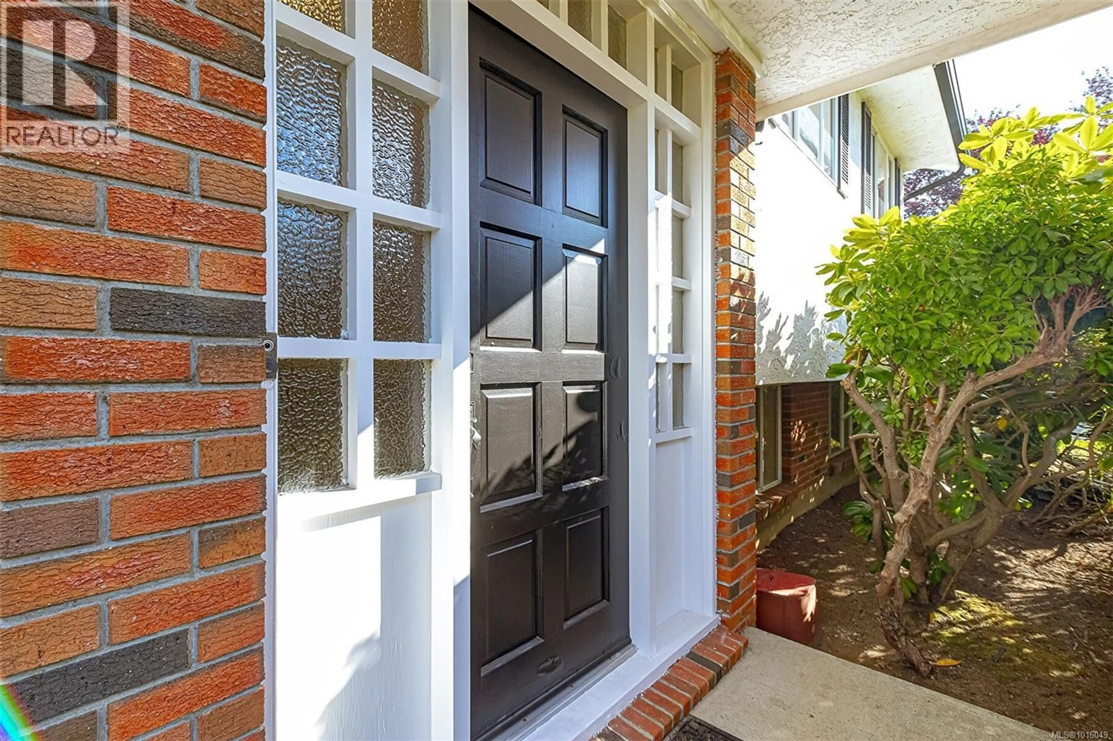 Indoor entryway for 1814 HILLCREST AVENUE, Saanich British Columbia V8N5R8