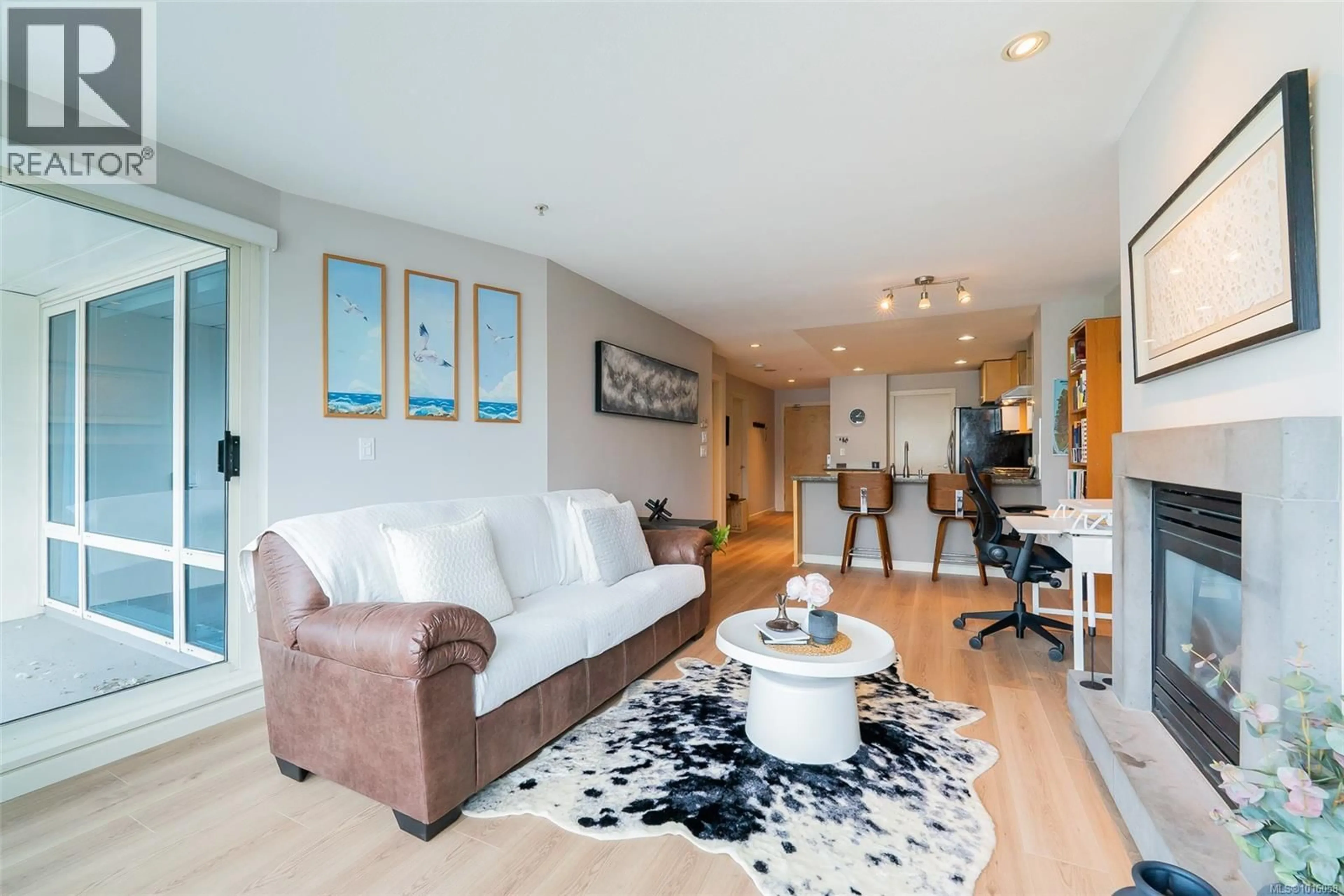 Living room with furniture, wood/laminate floor for 208 - 38 FRONT STREET, Nanaimo British Columbia V9R0B8