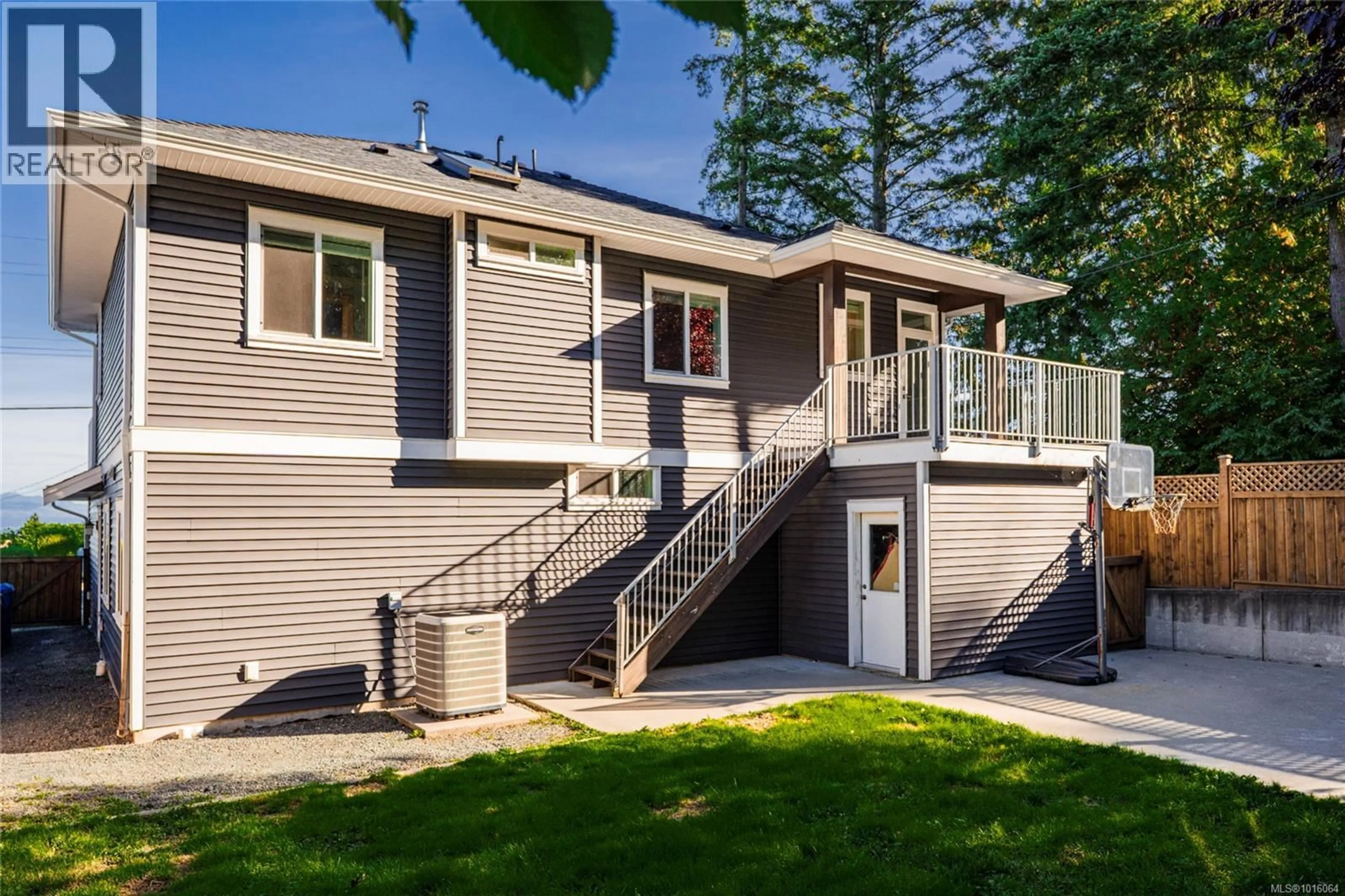 Home with vinyl exterior material, unknown for 5791 VANDERNEUK ROAD, Nanaimo British Columbia V9T5H3