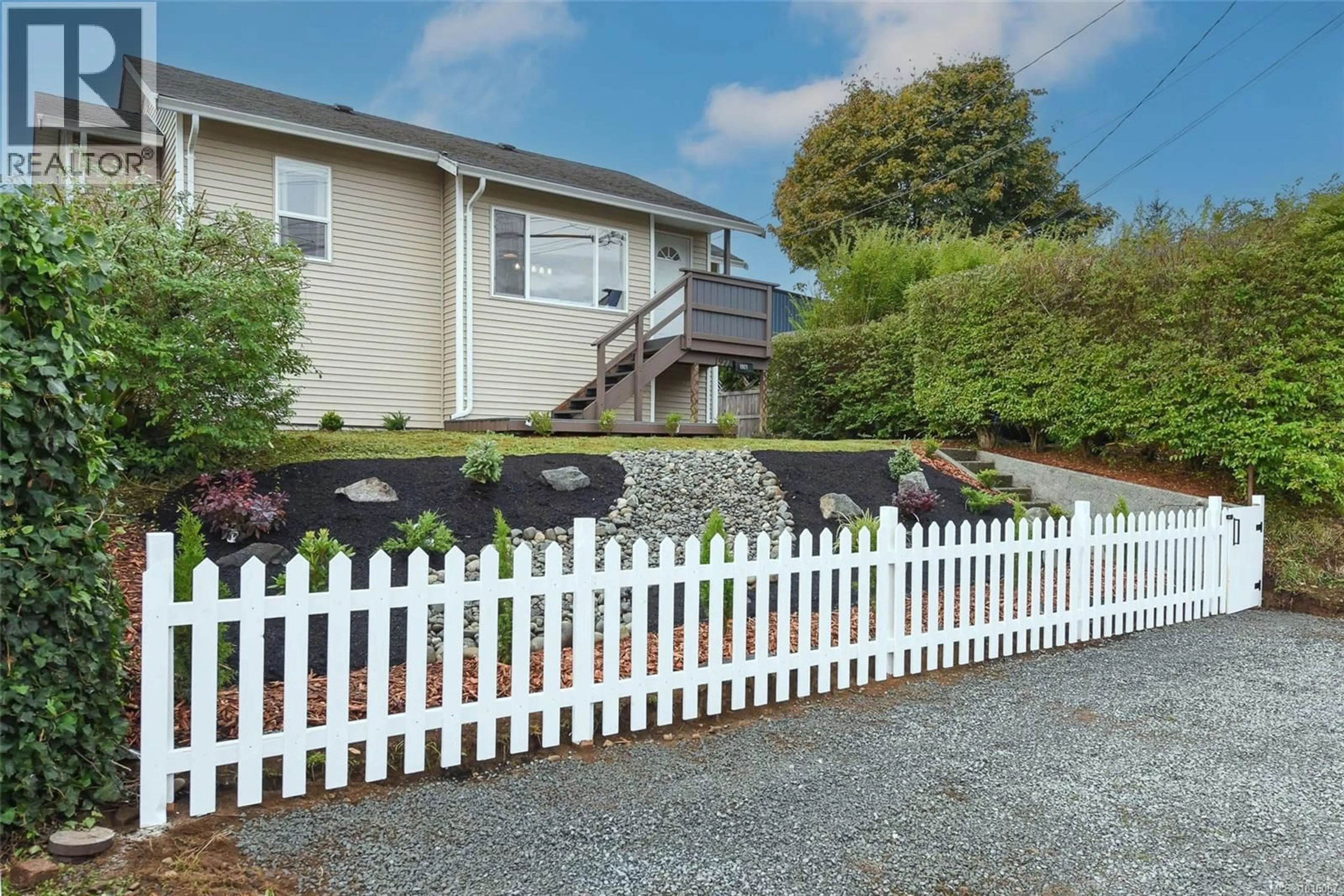 Home with vinyl exterior material, street for 1971 19TH AVENUE, Campbell River British Columbia V9M4M8