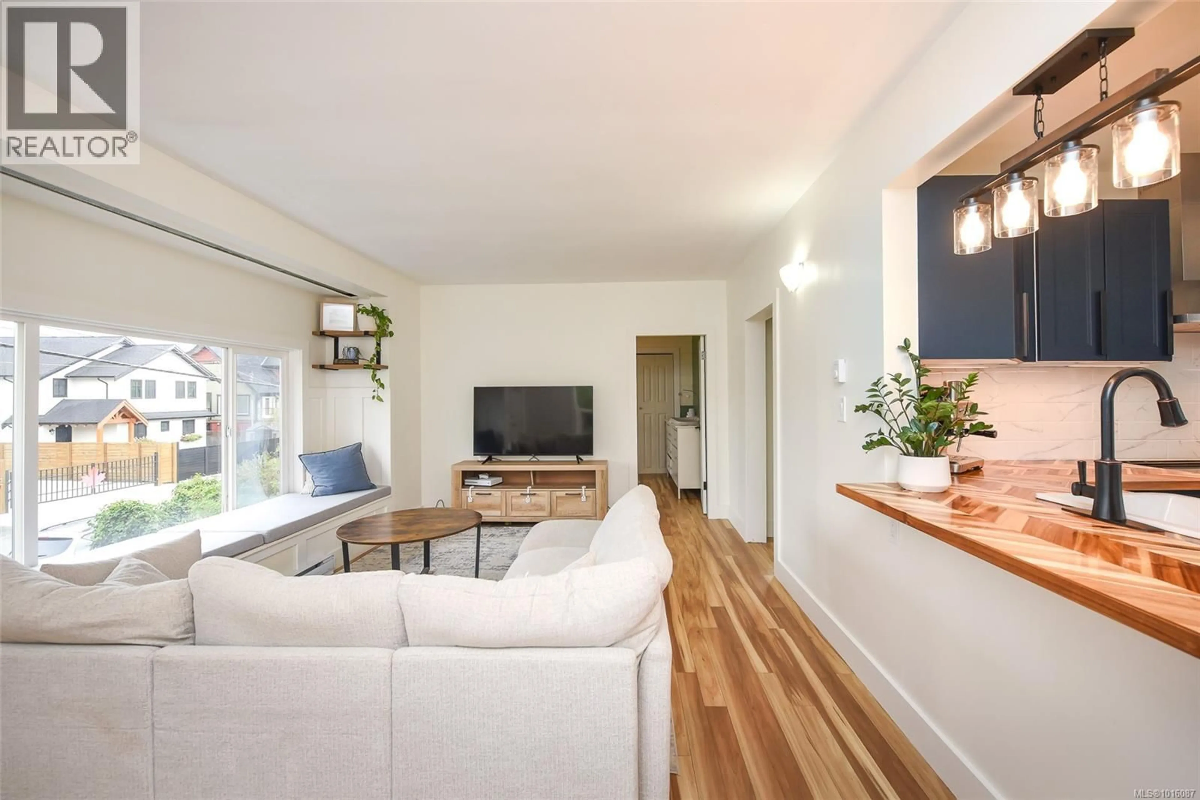 Living room with furniture, wood/laminate floor for 1971 19TH AVENUE, Campbell River British Columbia V9M4M8