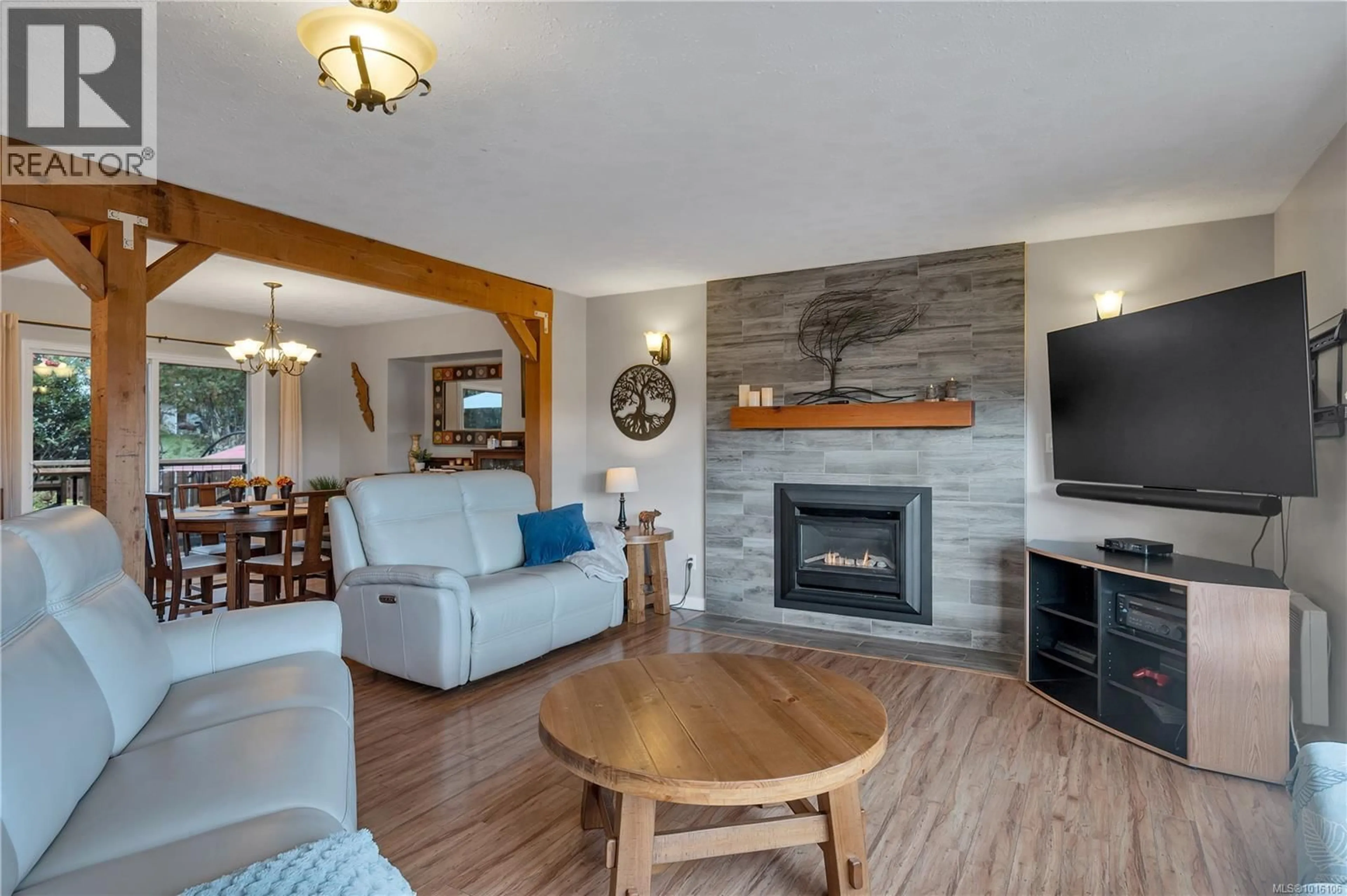 Living room with furniture, wood/laminate floor for 692 ELAND DRIVE, Campbell River British Columbia V9W6Y2