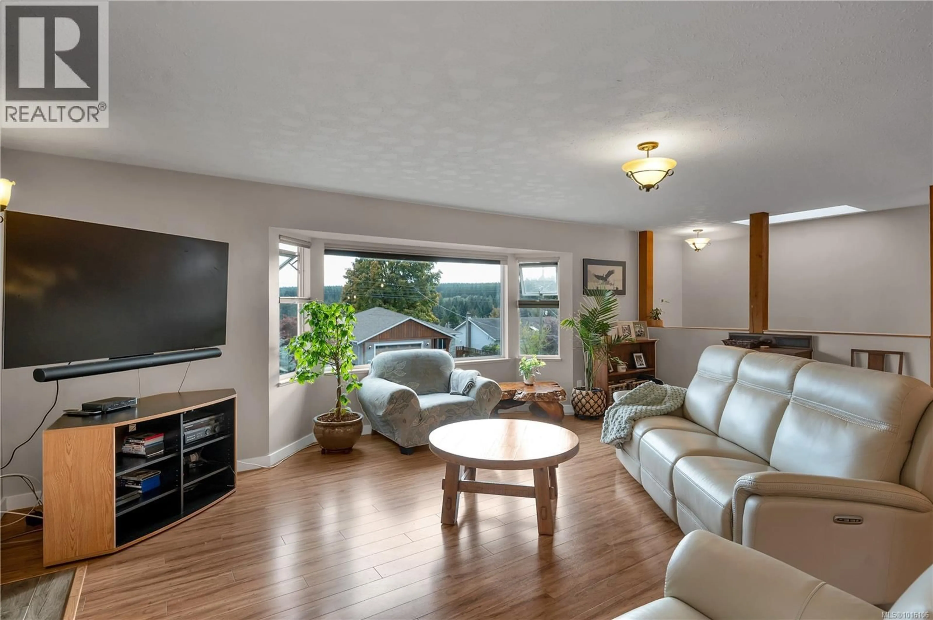 Living room with furniture, unknown for 692 ELAND DRIVE, Campbell River British Columbia V9W6Y2