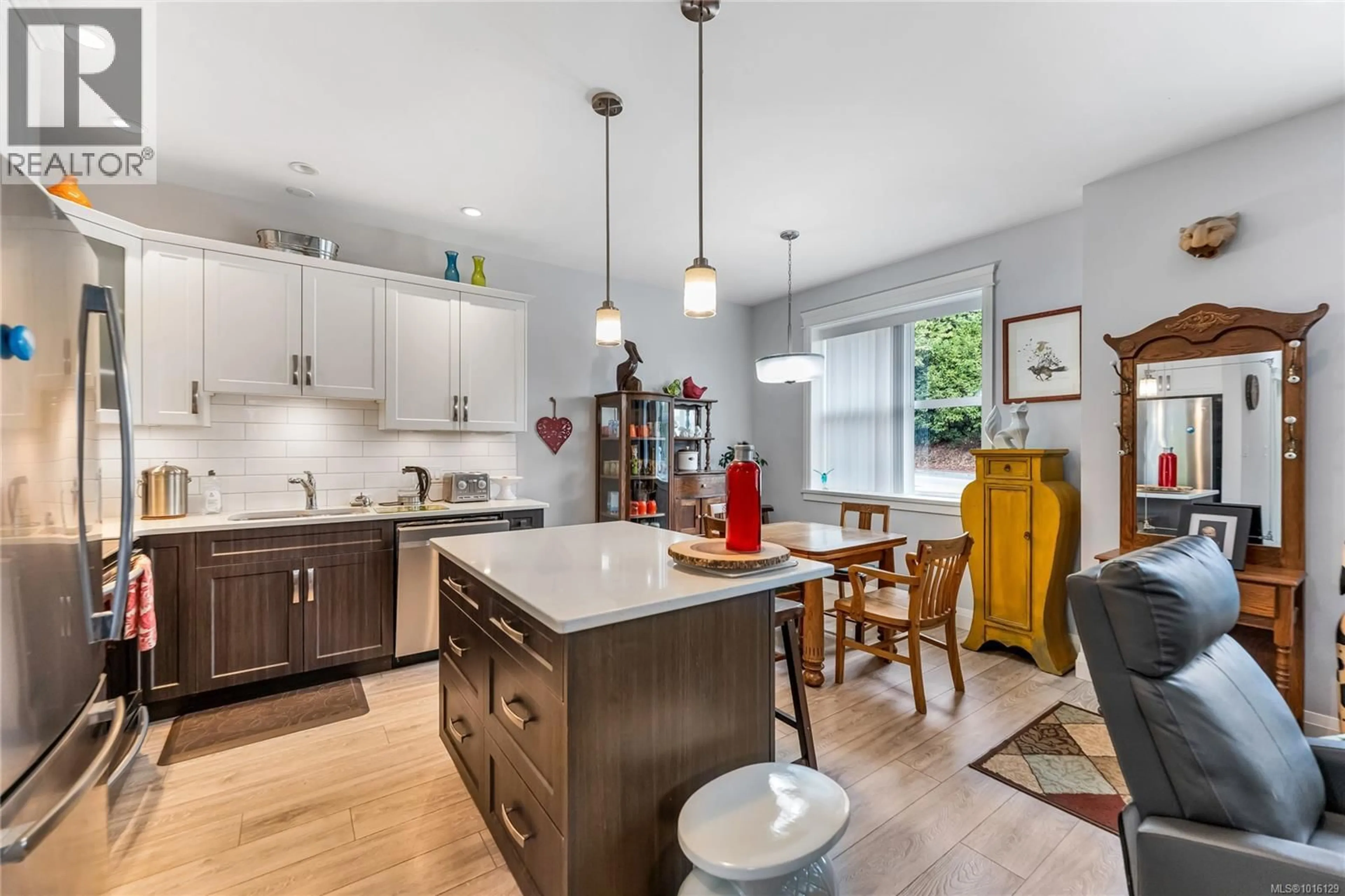Open concept kitchen, unknown for 2876 SHERMAN ROAD, Duncan British Columbia V9L2B5