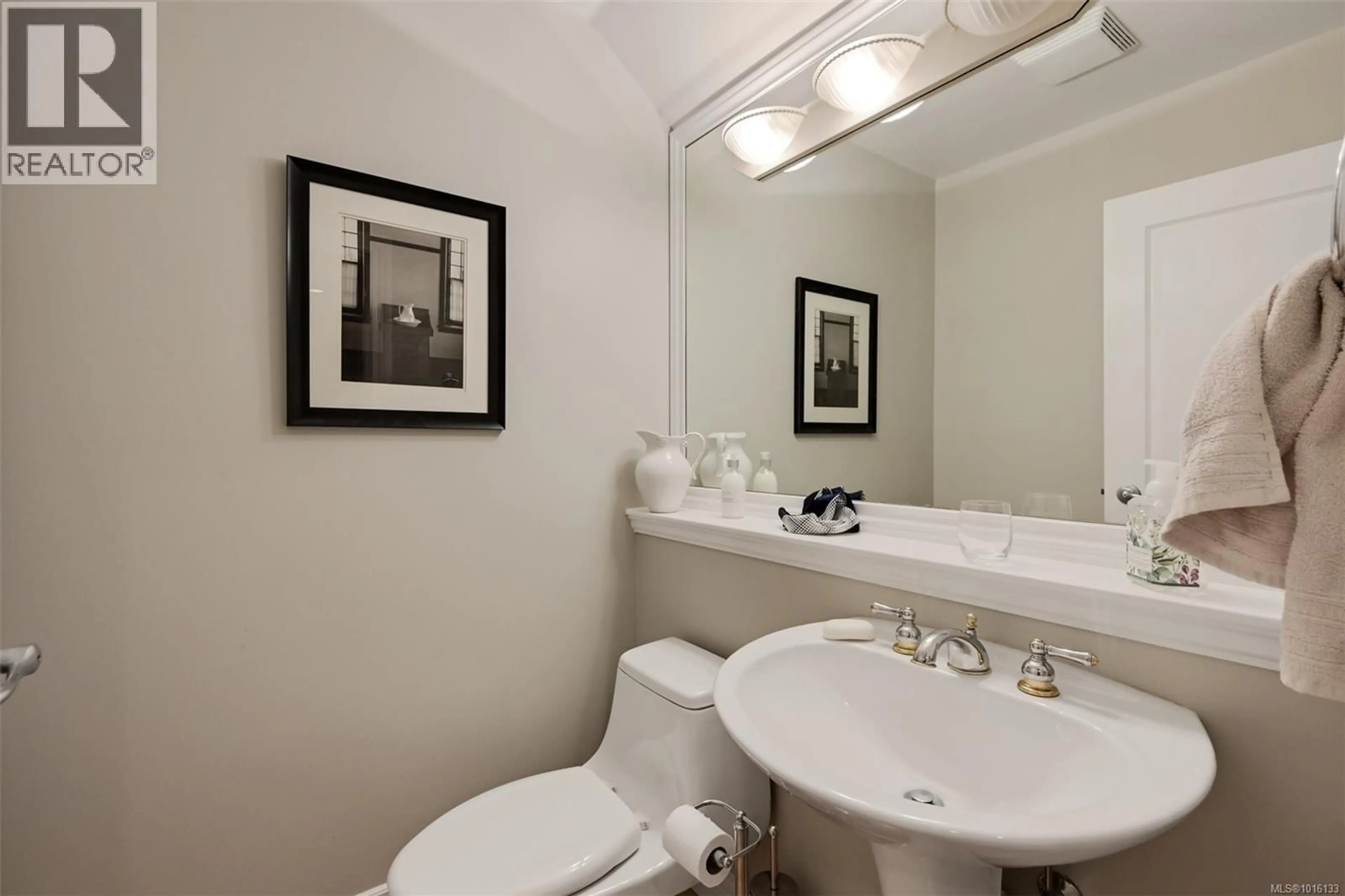 Standard bathroom, ceramic/tile floor for 4 - 4522 GORDON POINT DRIVE, Saanich British Columbia V8N6L4