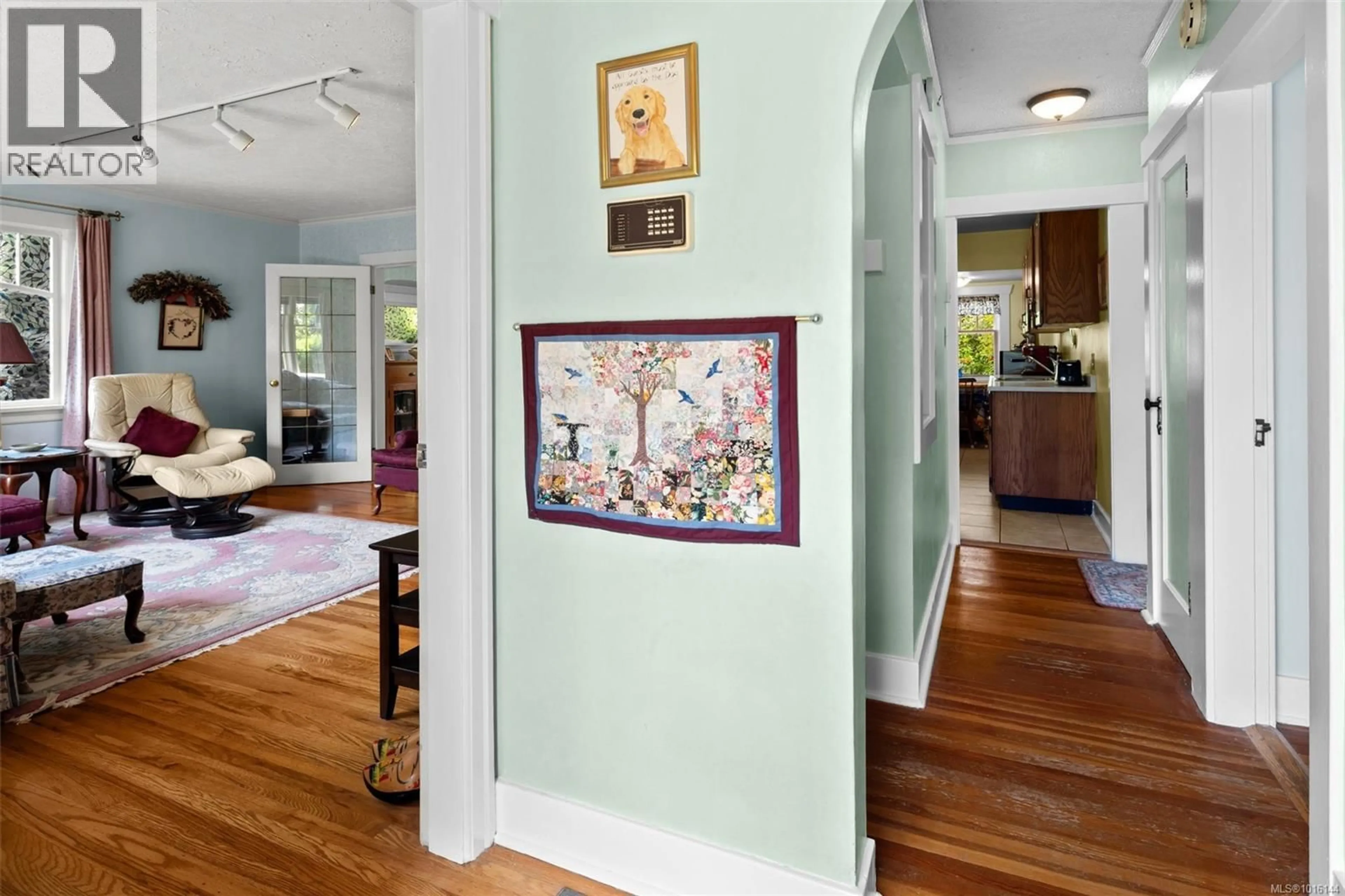 Indoor entryway for 1924 FORRESTER STREET, Saanich British Columbia V8R3H1