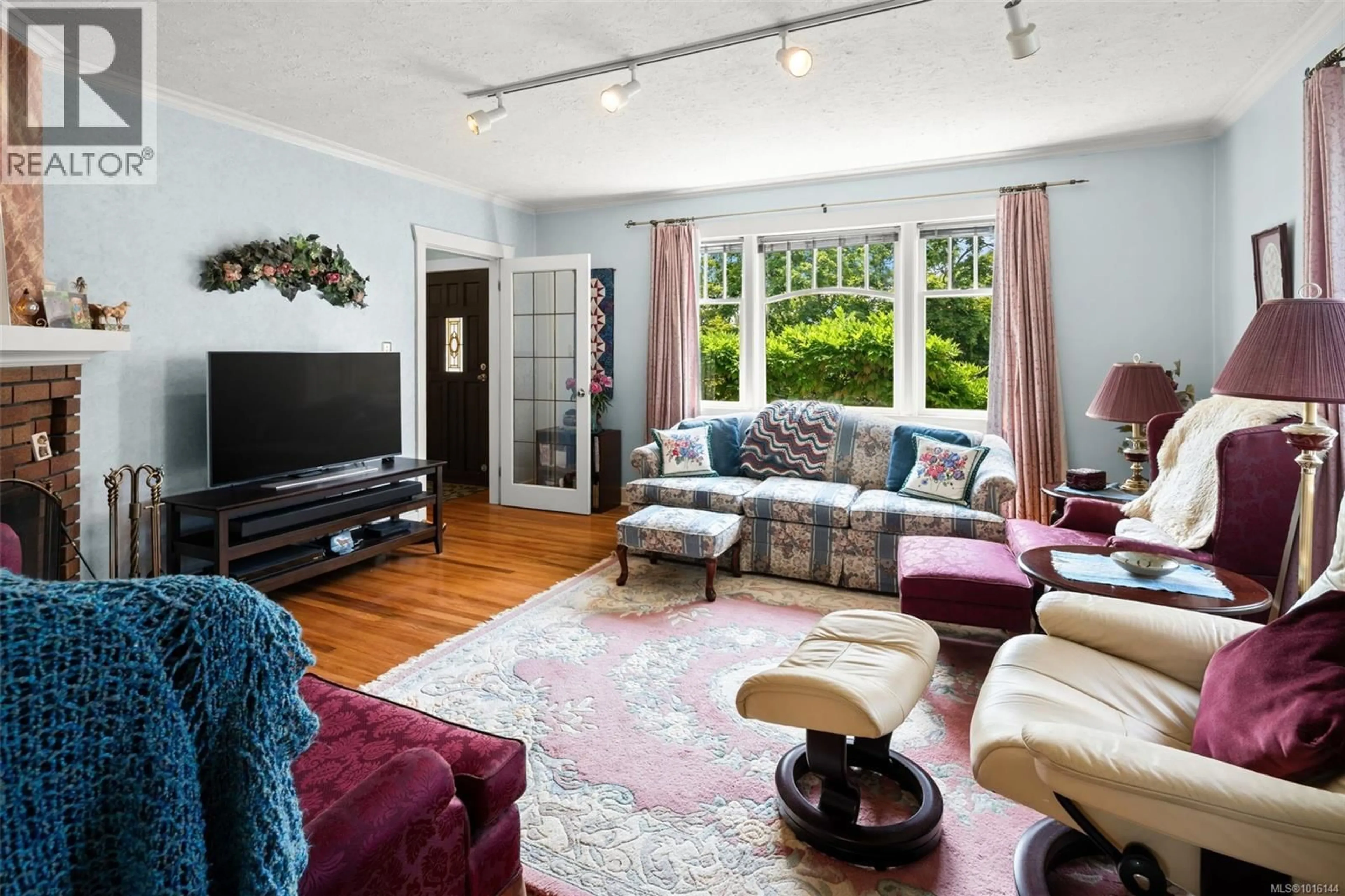 Living room with furniture, unknown for 1924 FORRESTER STREET, Saanich British Columbia V8R3H1