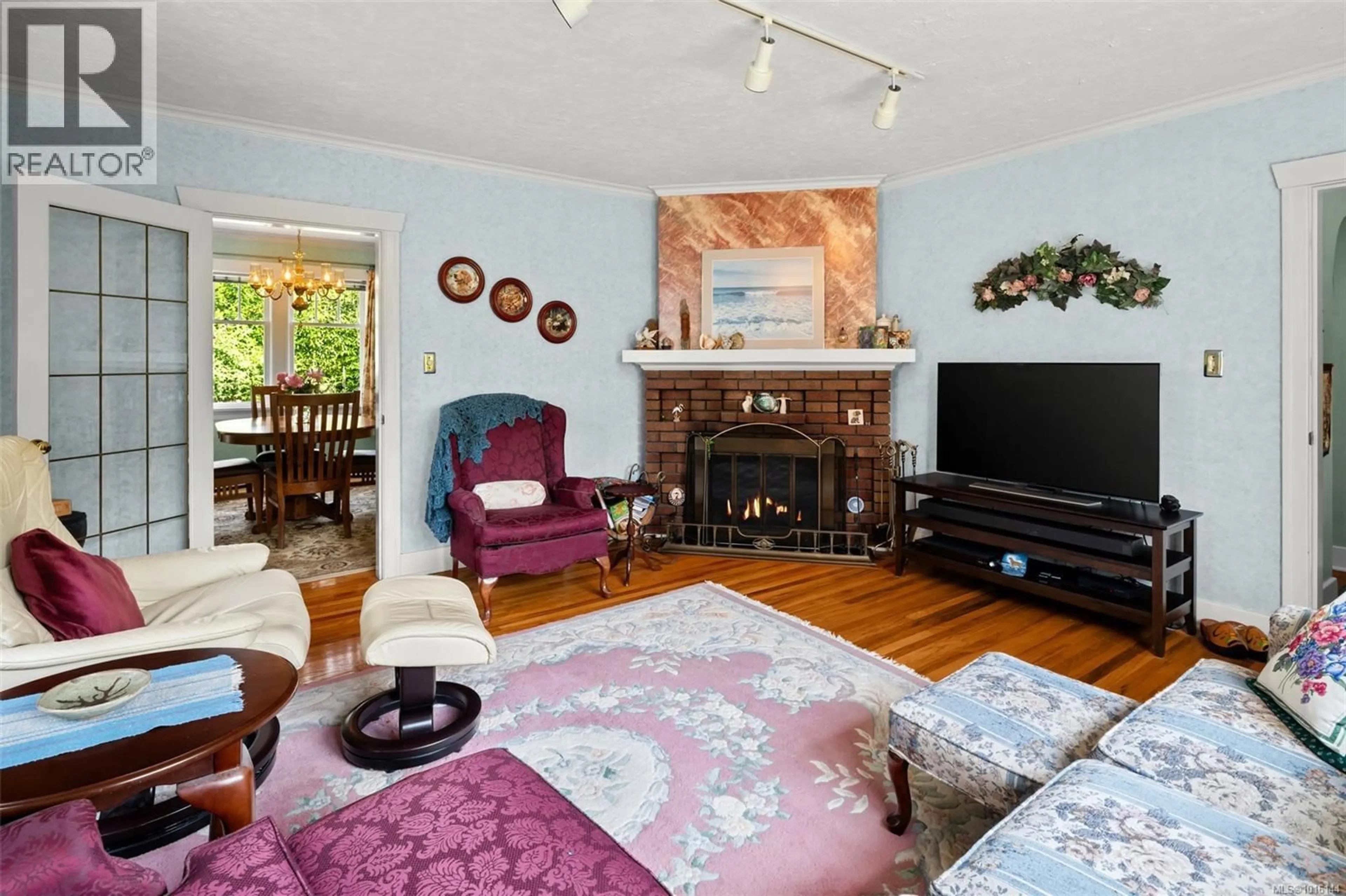 Living room with furniture, unknown for 1924 FORRESTER STREET, Saanich British Columbia V8R3H1