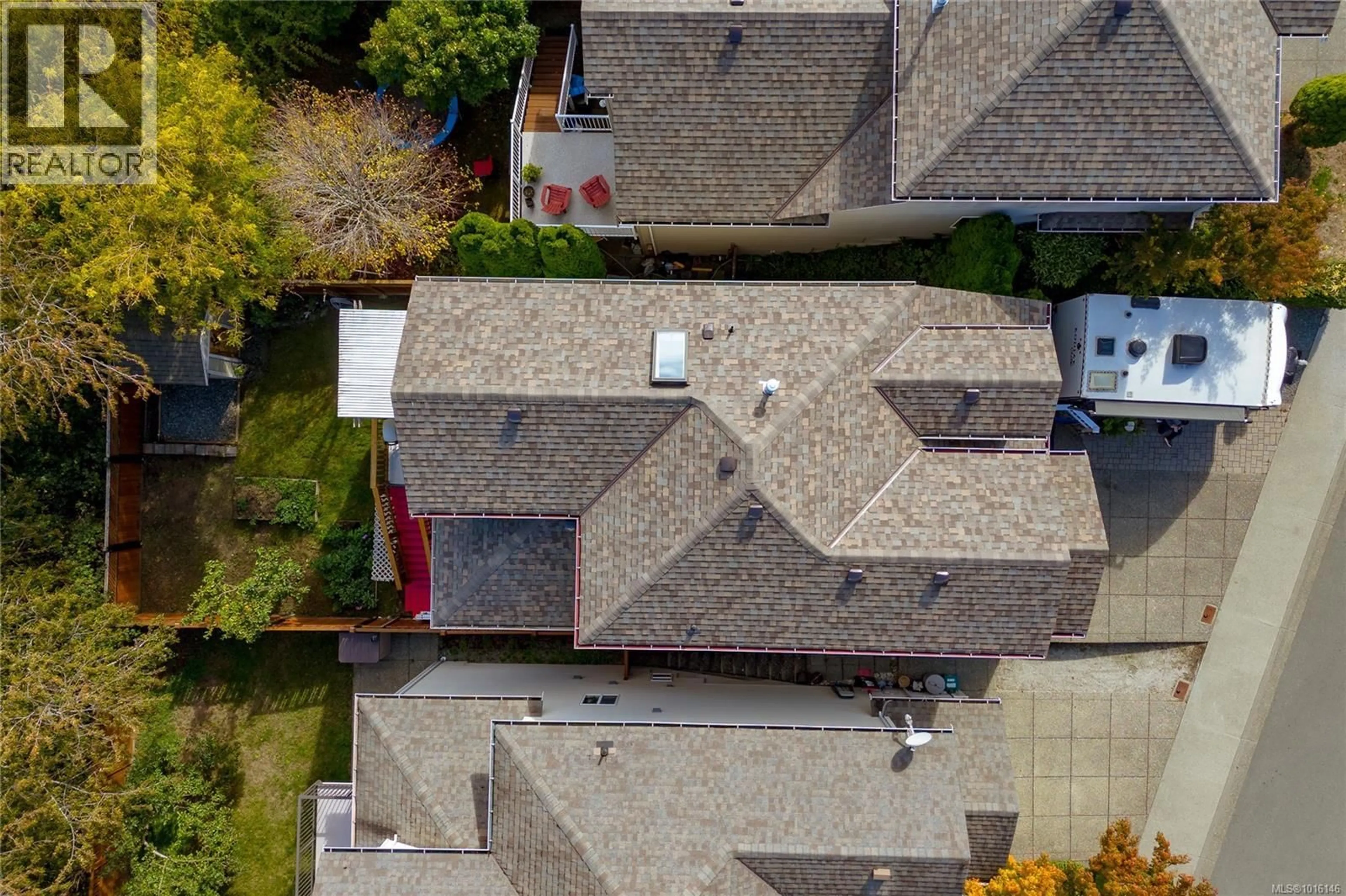 A pic from outside/outdoor area/front of a property/back of a property/a pic from drone, street for 2617 COUNTRY TERRACE, Langford British Columbia V9B6L5