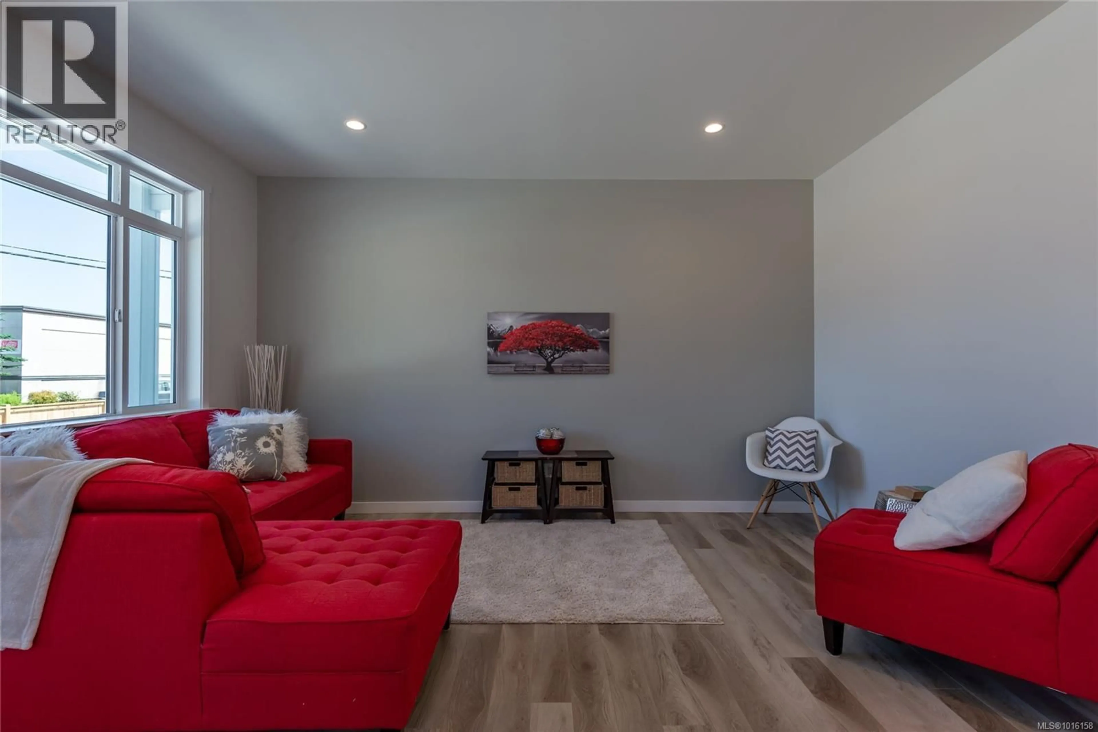 Living room with furniture, wood/laminate floor for B - 1025 9TH AVENUE, Campbell River British Columbia V9W4C3