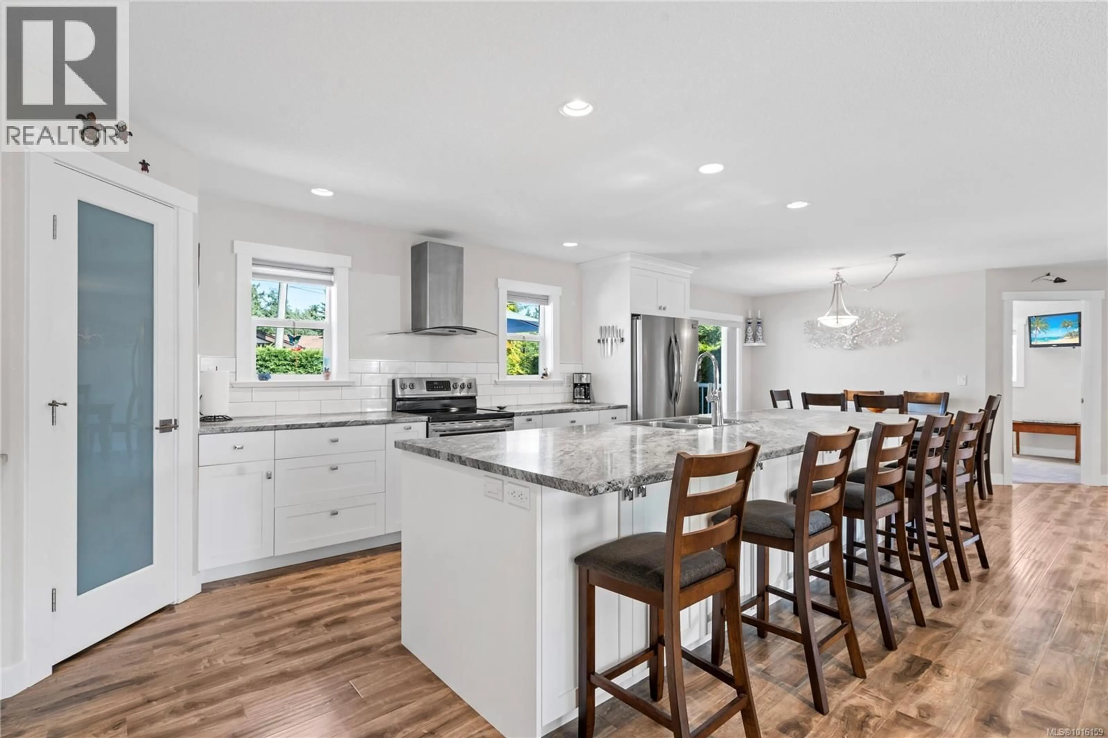 Open concept kitchen, ceramic/tile floor for 911 POPLAR WAY, Hilliers British Columbia V9K1V8