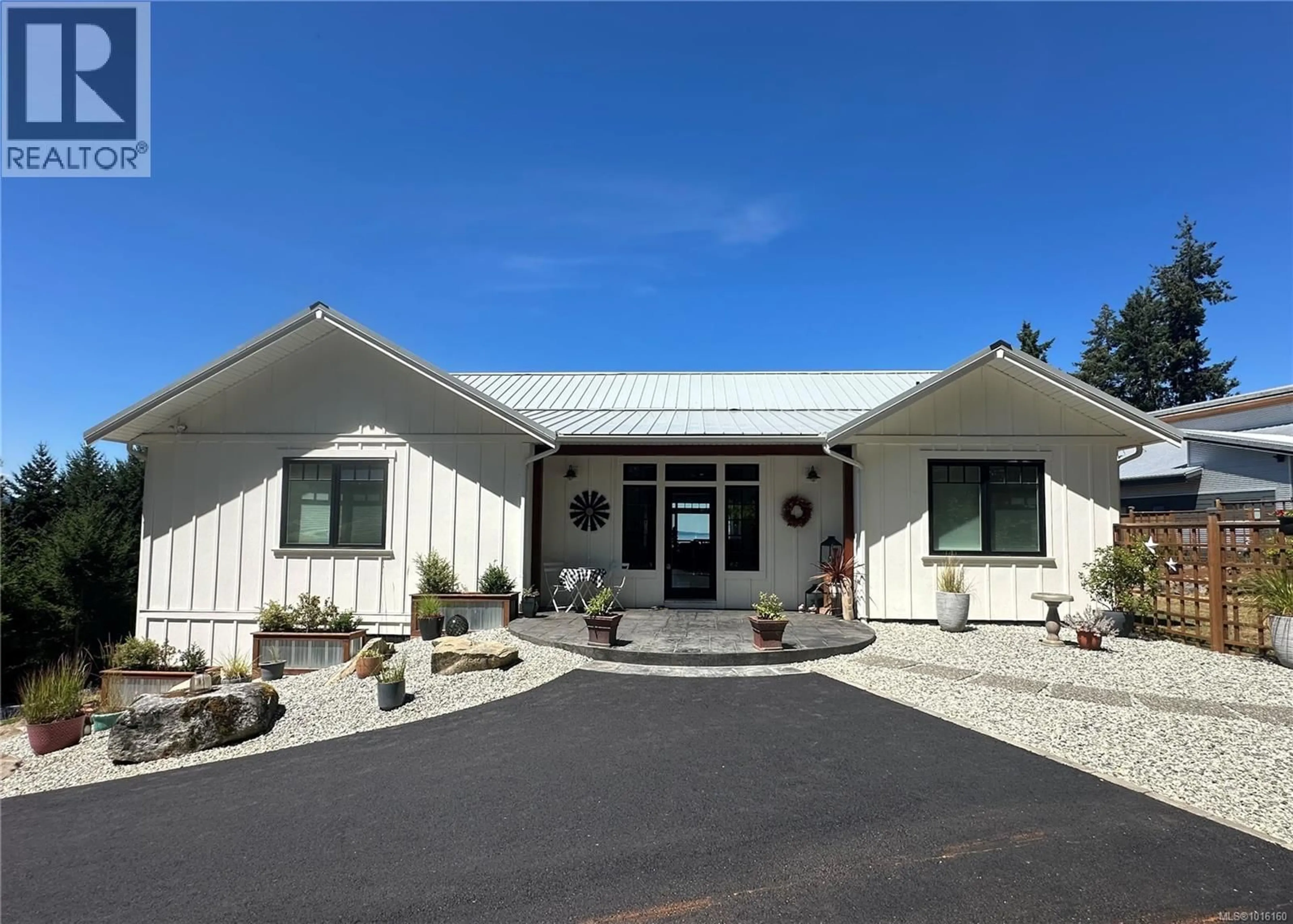 Indoor foyer for 347 COLLINS ROAD, Salt Spring British Columbia V8K2N1