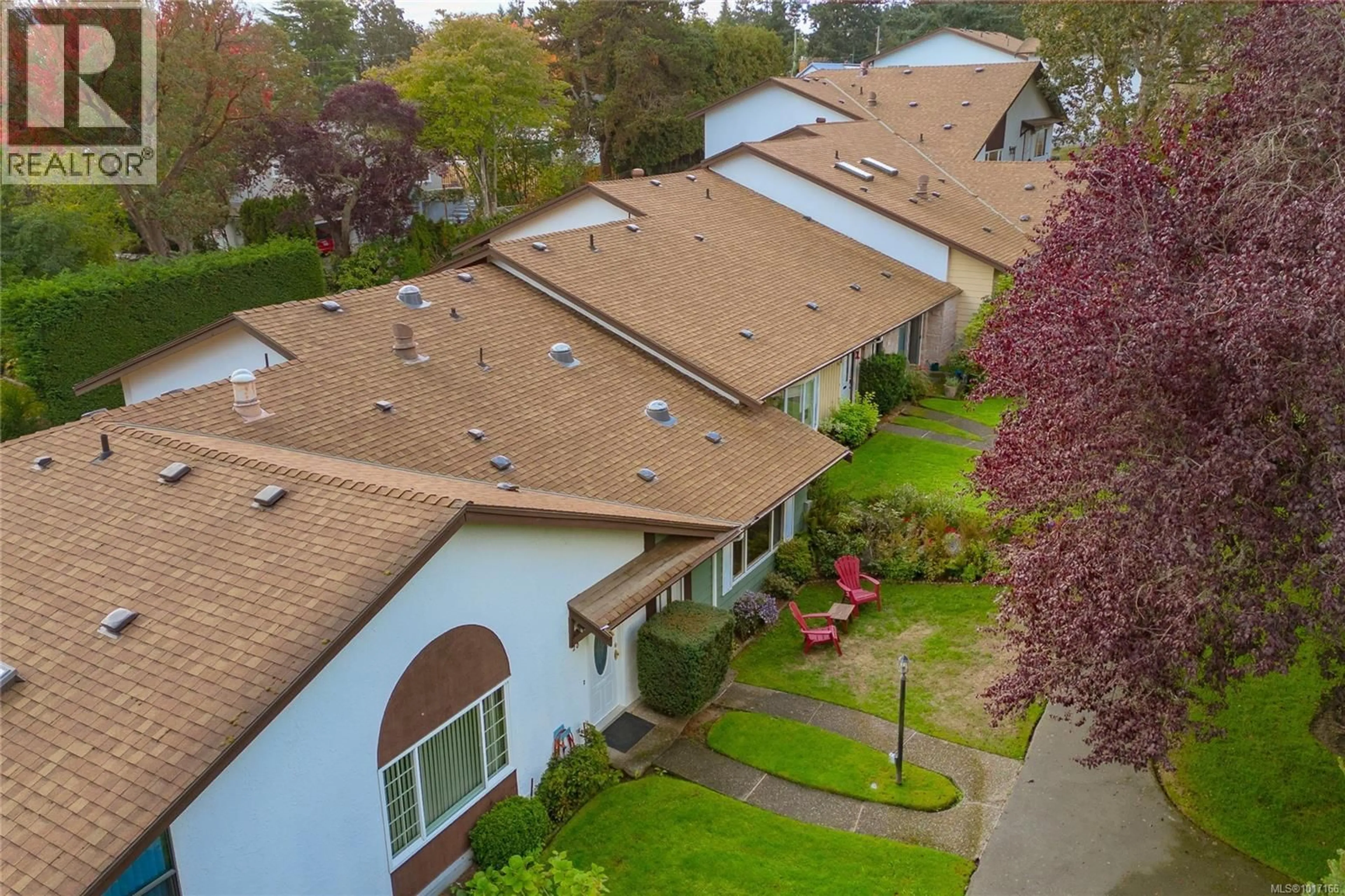 A pic from outside/outdoor area/front of a property/back of a property/a pic from drone, street for 19 - 278 ISLAND HIGHWAY, View Royal British Columbia V9B1G5
