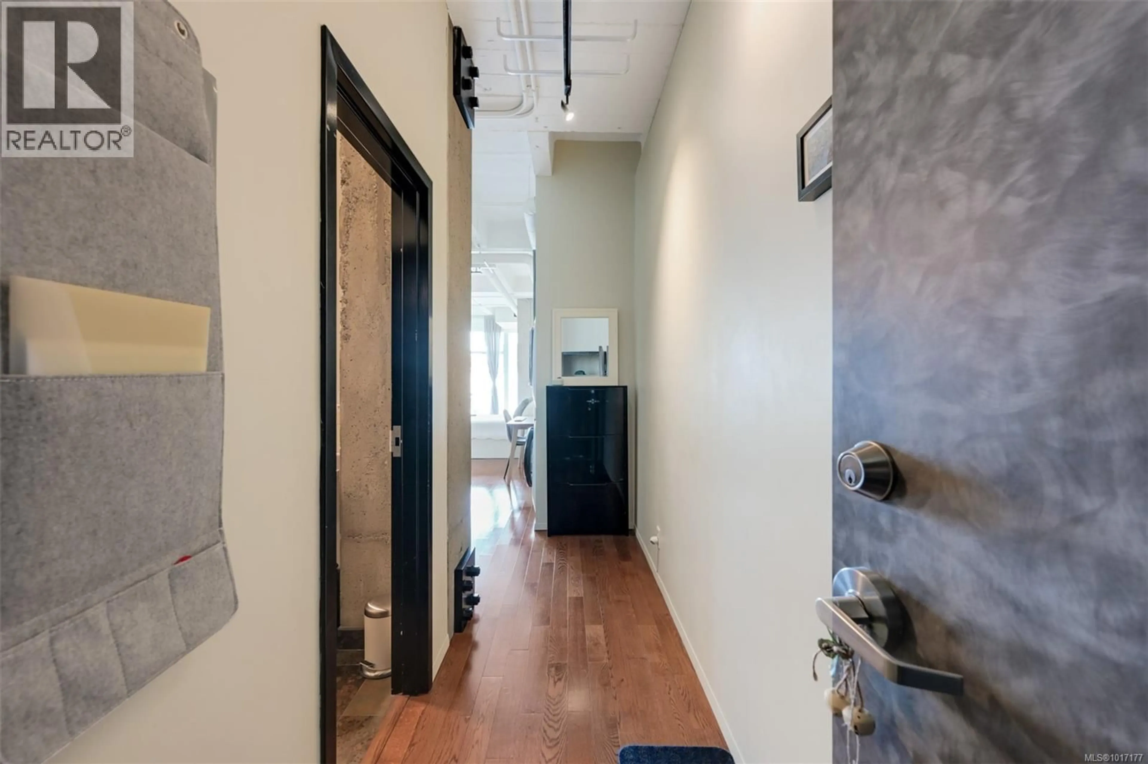 Indoor foyer for 305 - 1061 FORT STREET, Victoria British Columbia V8V5A1