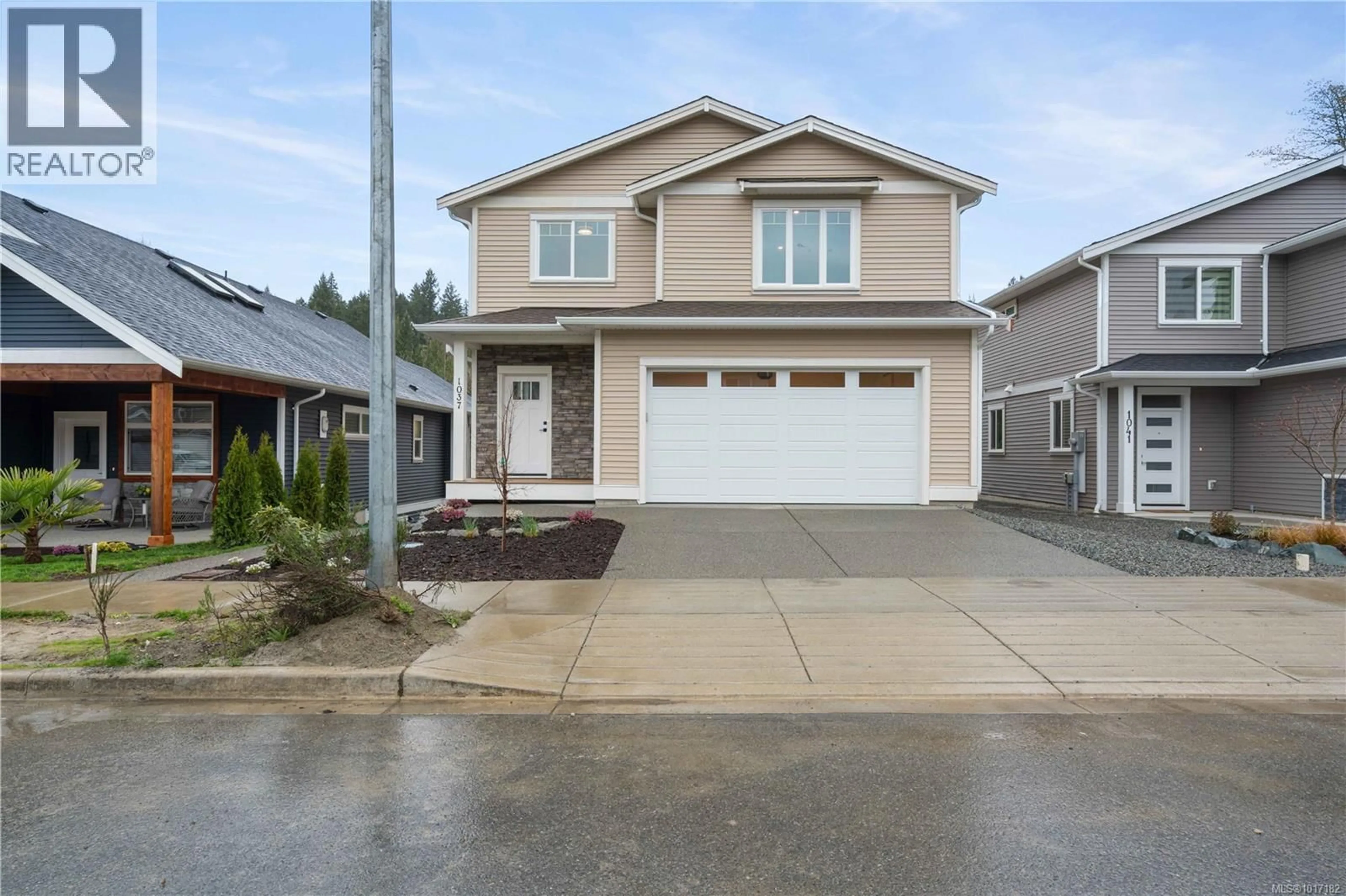 Home with vinyl exterior material, street for 1037 ROZZANO PLACE, Ladysmith British Columbia V9G1P8