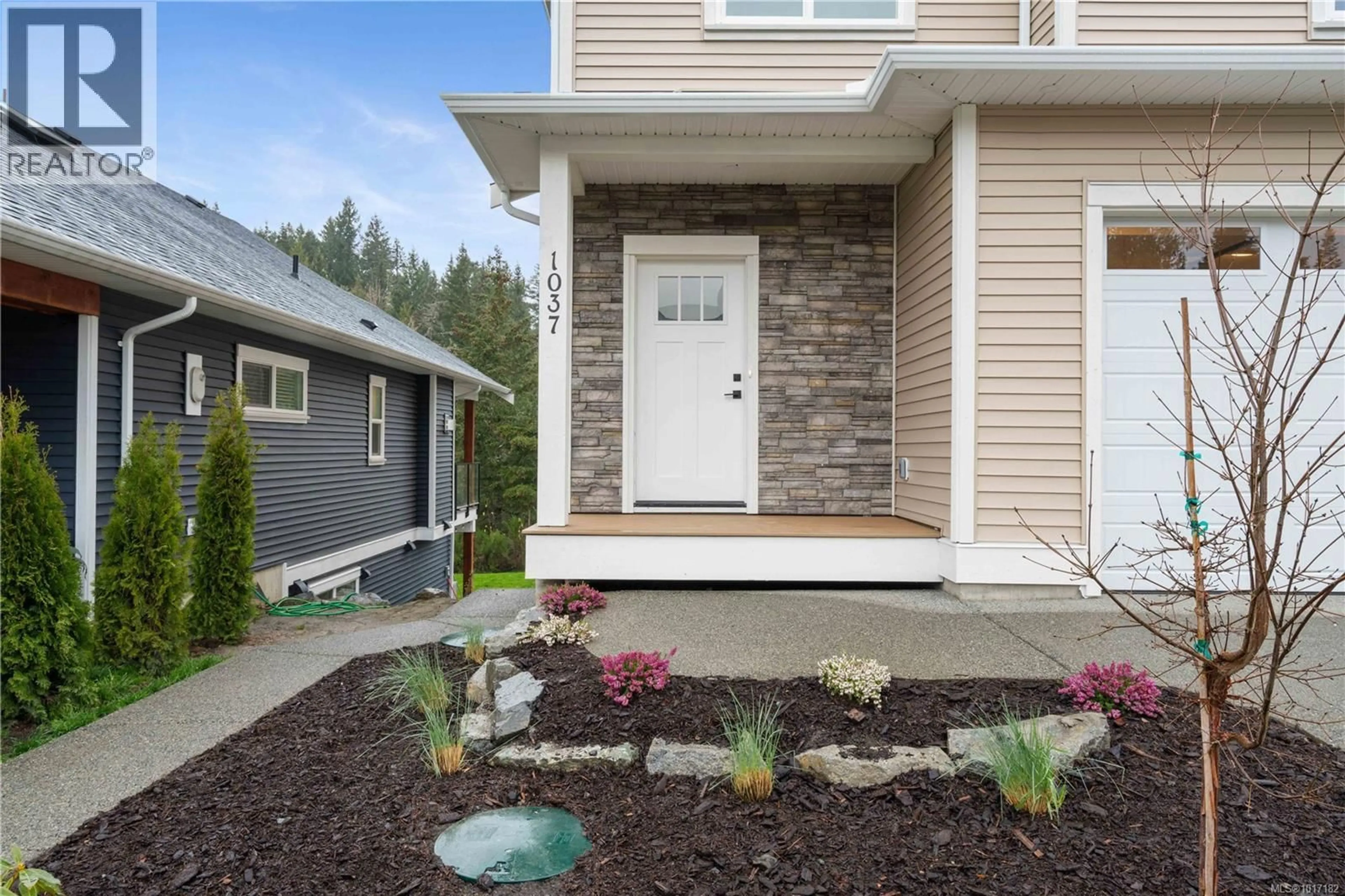 Home with vinyl exterior material, street for 1037 ROZZANO PLACE, Ladysmith British Columbia V9G1P8